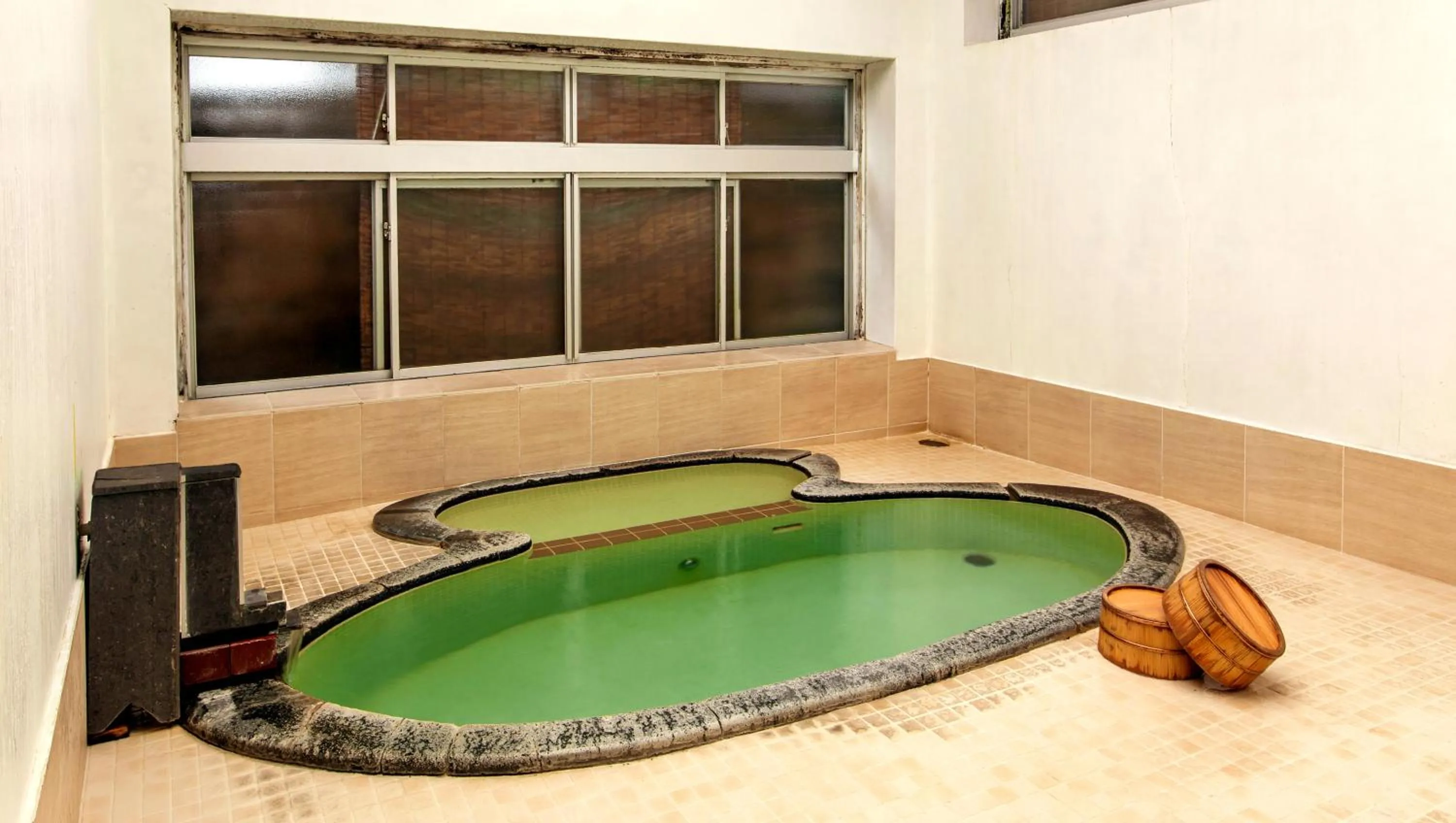 Hot Spring Bath in Gora Kansuiro