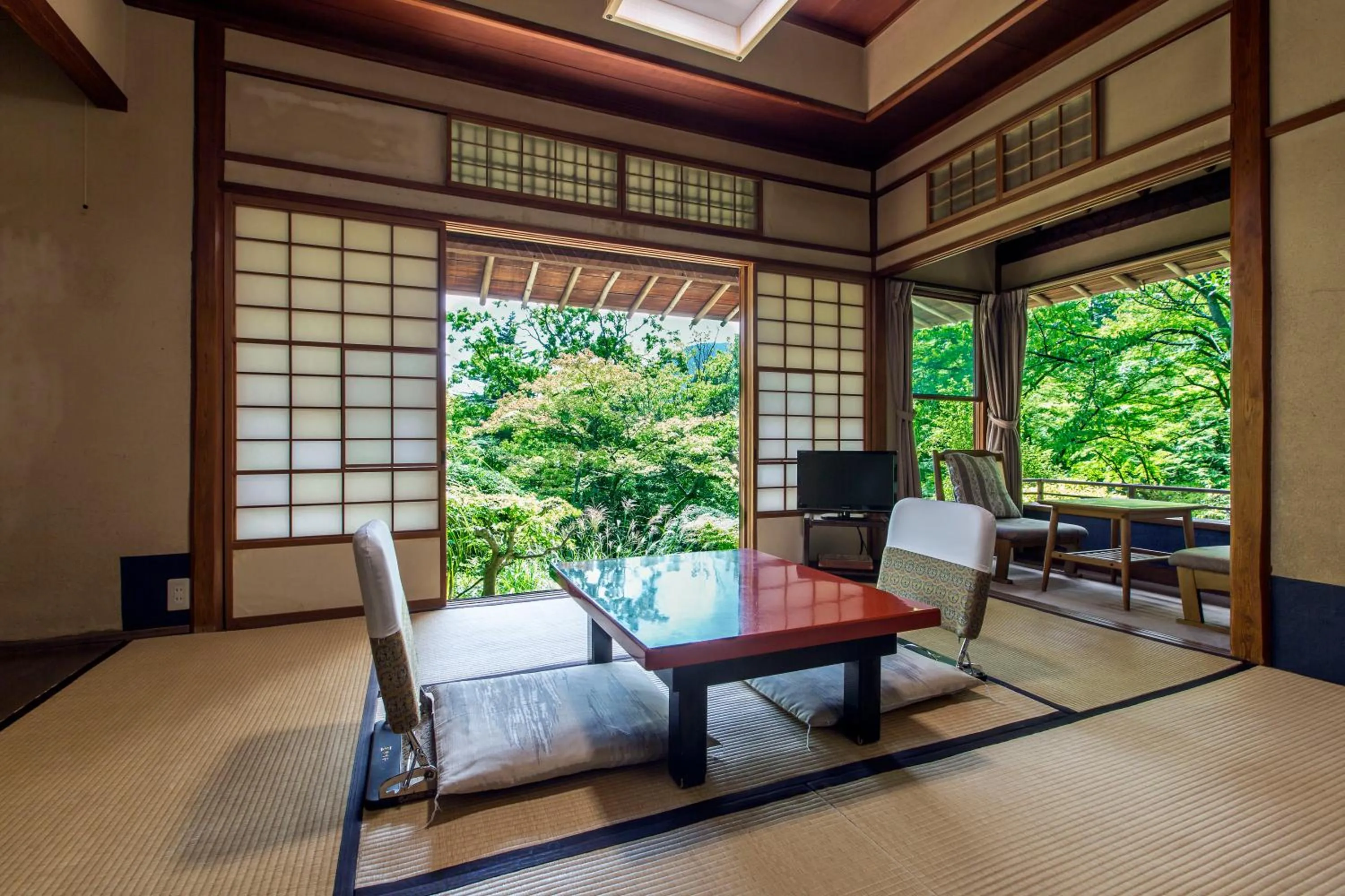 Photo of the whole room in Gora Kansuiro