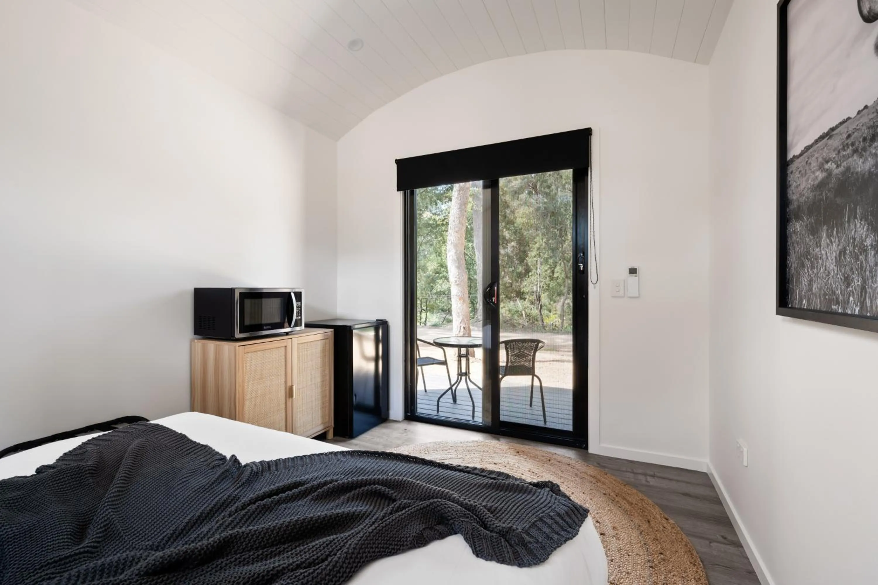 Photo of the whole room, Bed in Bright Cabin Park