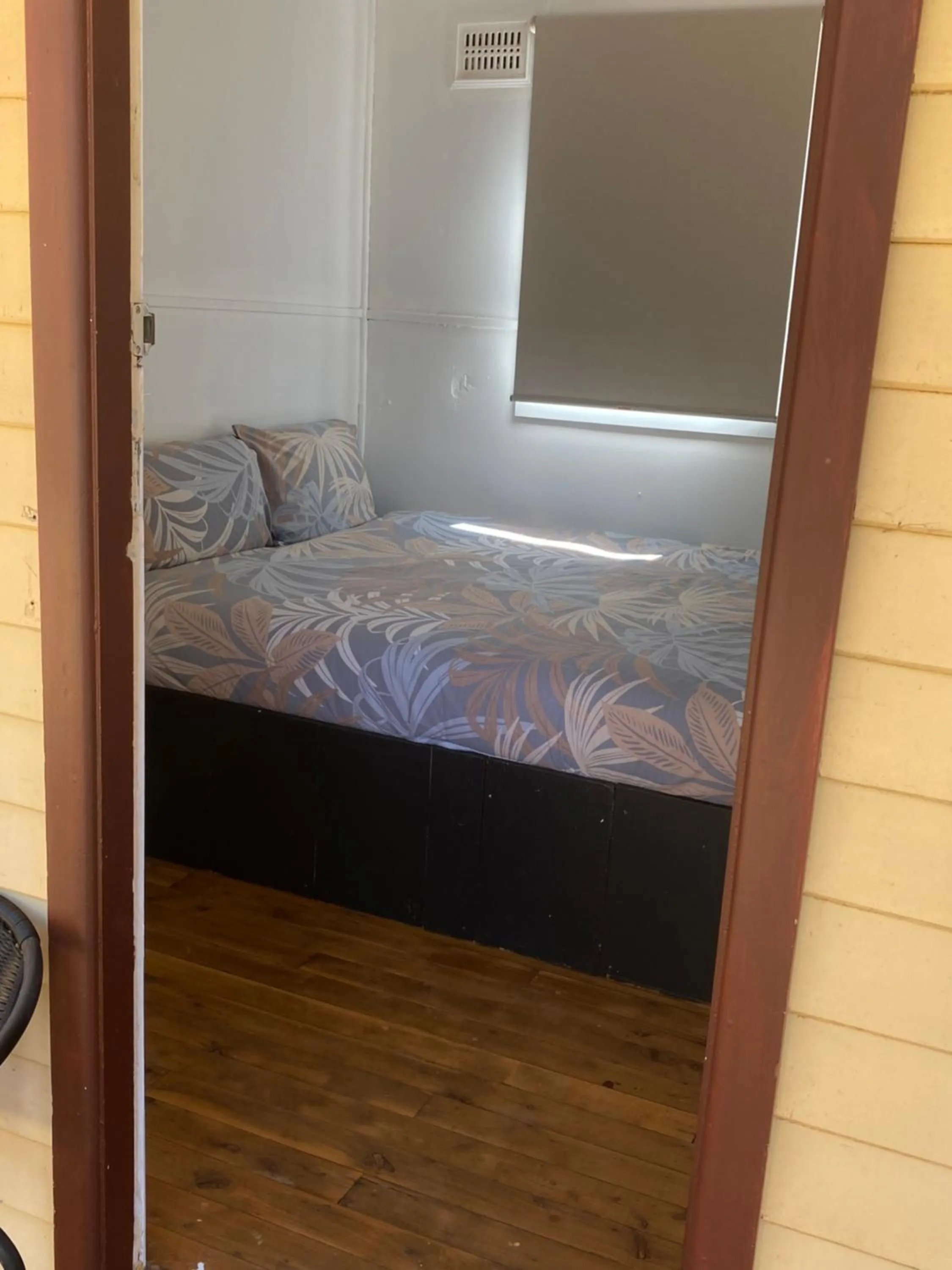 Photo of the whole room, Bed in Bright Cabin Park