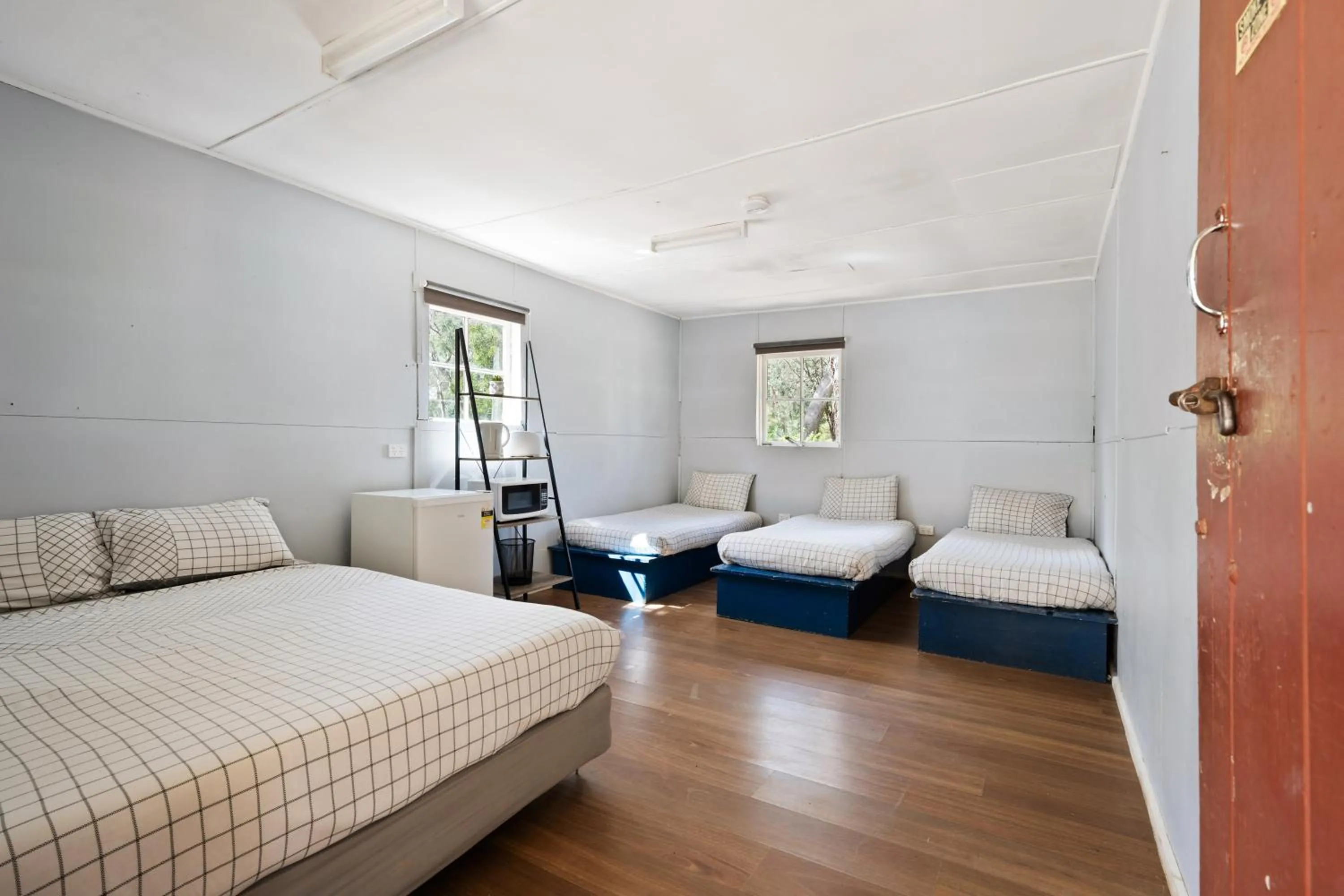 Photo of the whole room, Bed in Bright Cabin Park