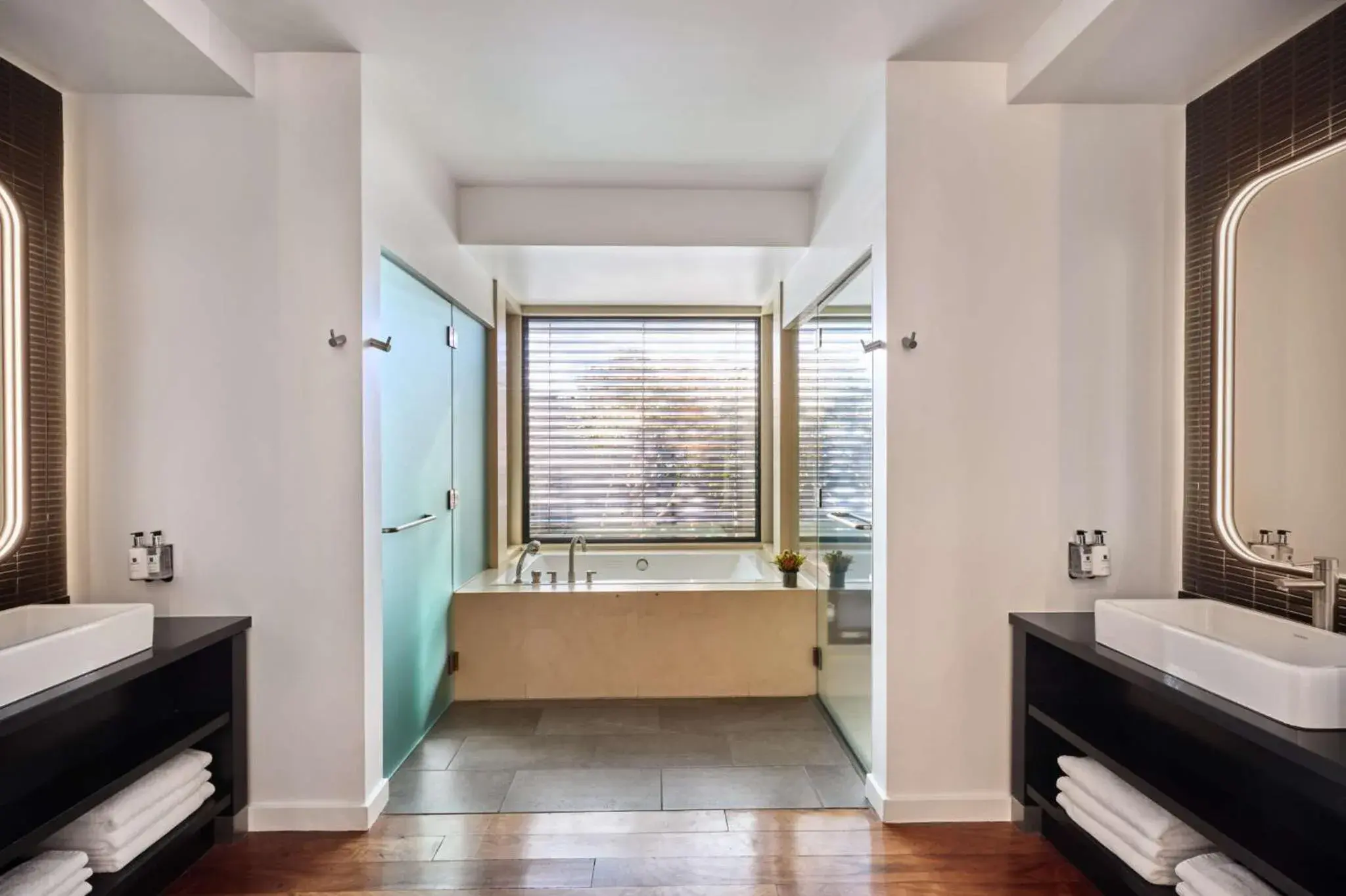 Double Room in Bardessono Hotel and Spa Double Room in Bardessono Hotel and Spa