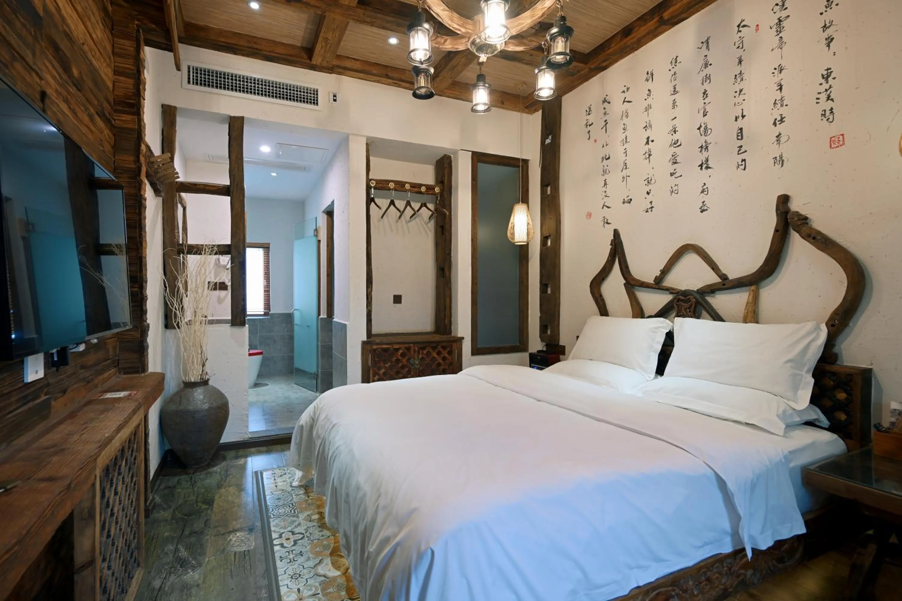 Bed in Old Story Inn Lijiang Old Town