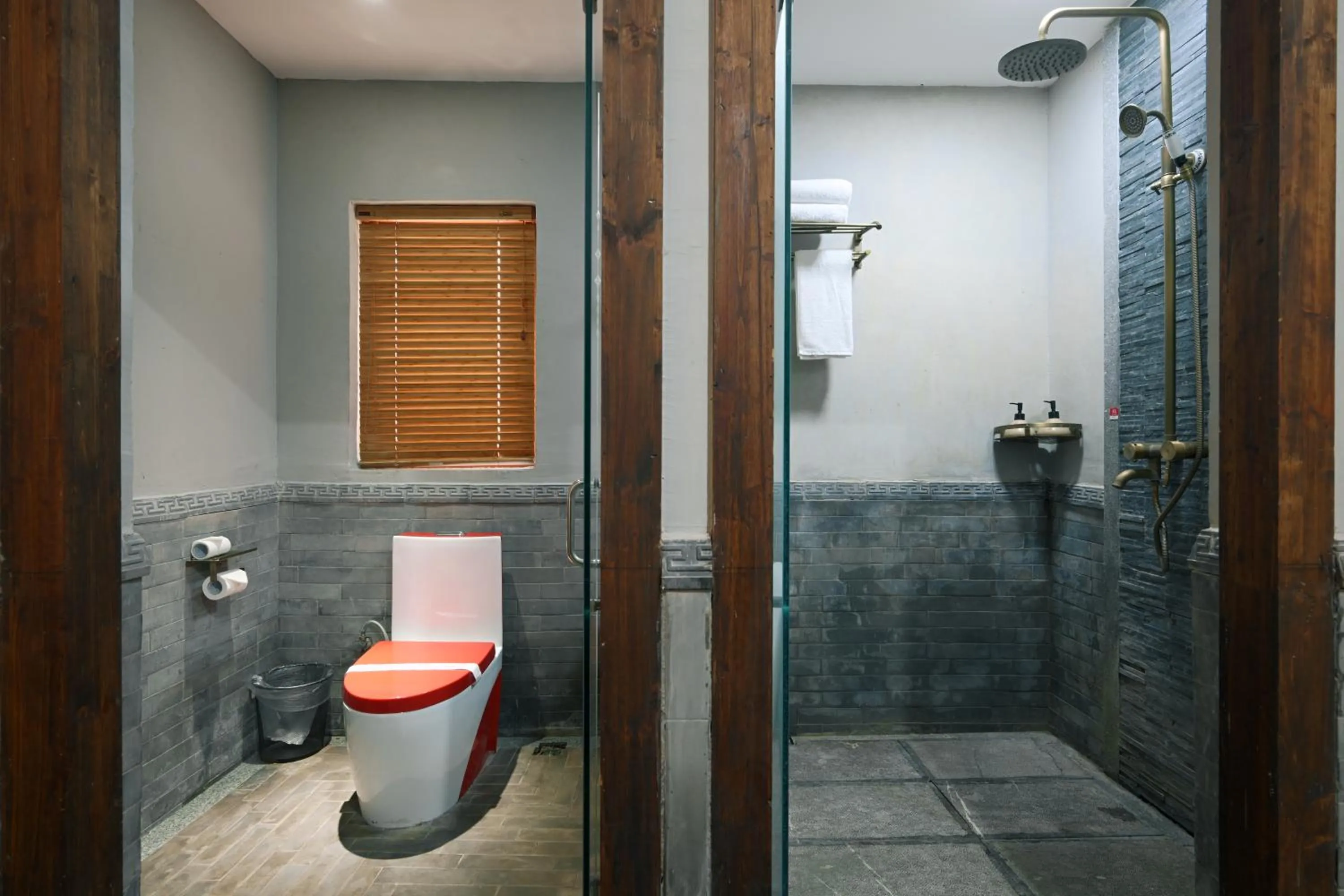 Shower in Old Story Inn Lijiang Old Town