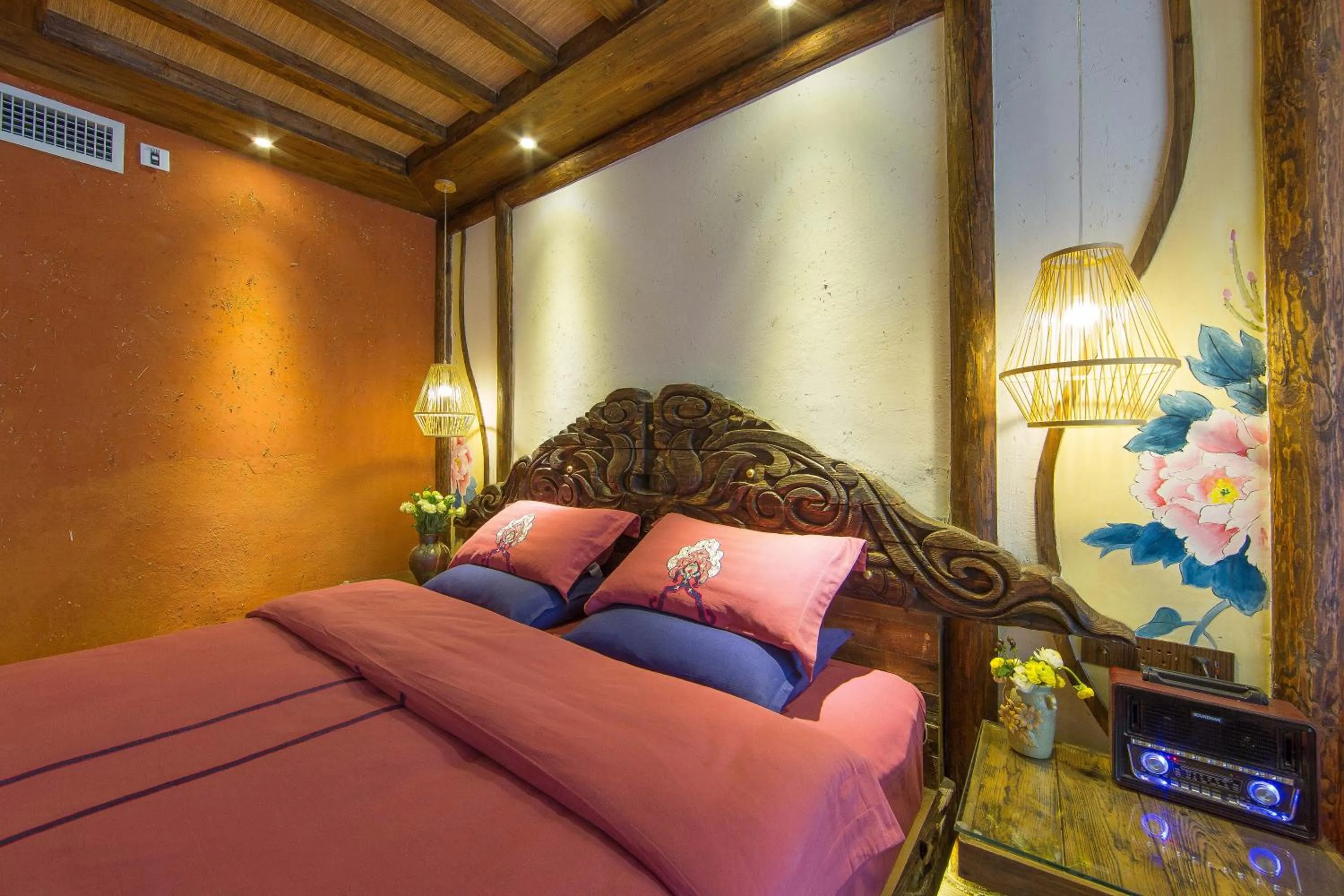 Photo of the whole room, Bed in Old Story Inn Lijiang Old Town