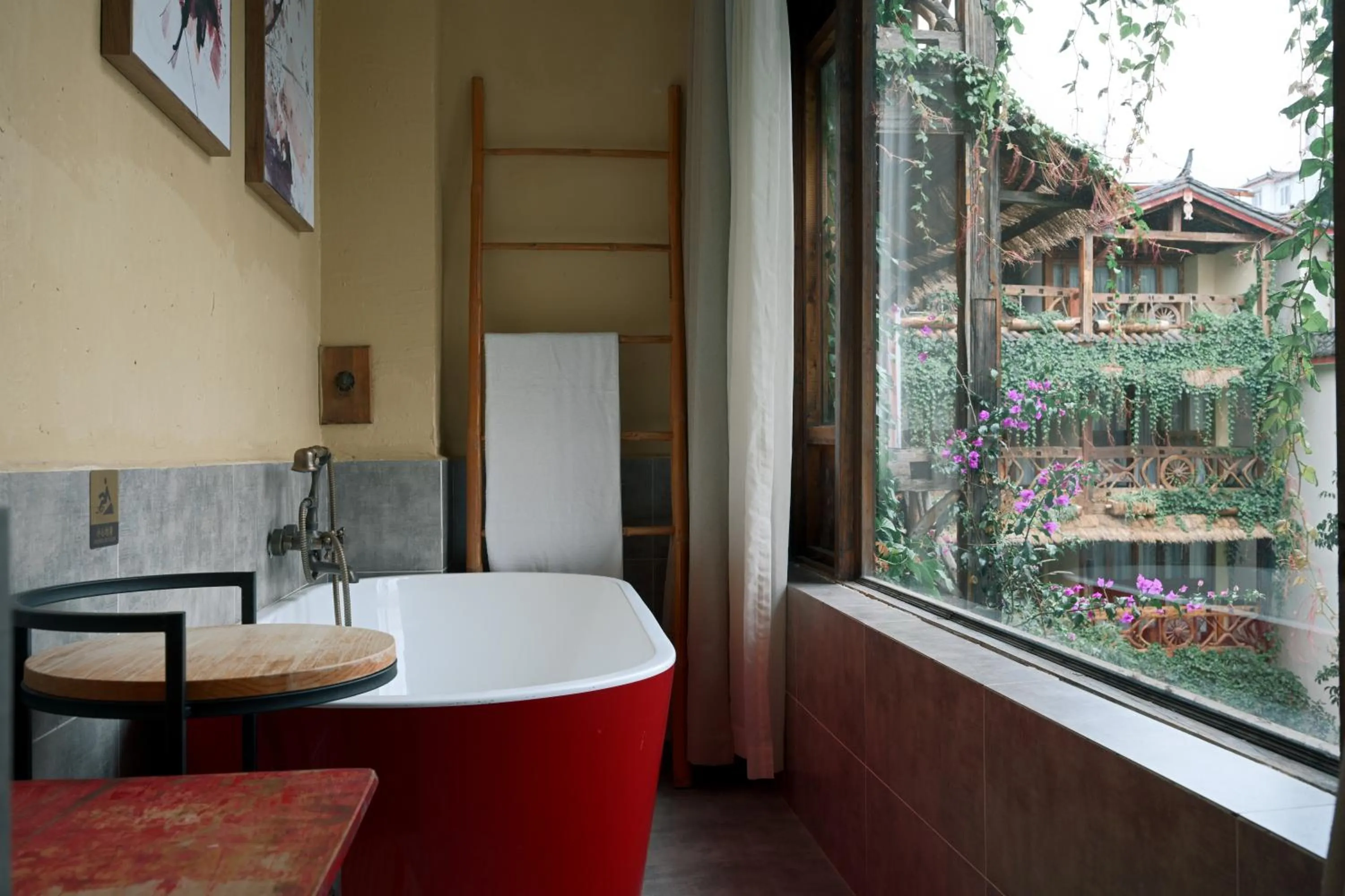 Bath in Old Story Inn Lijiang Old Town