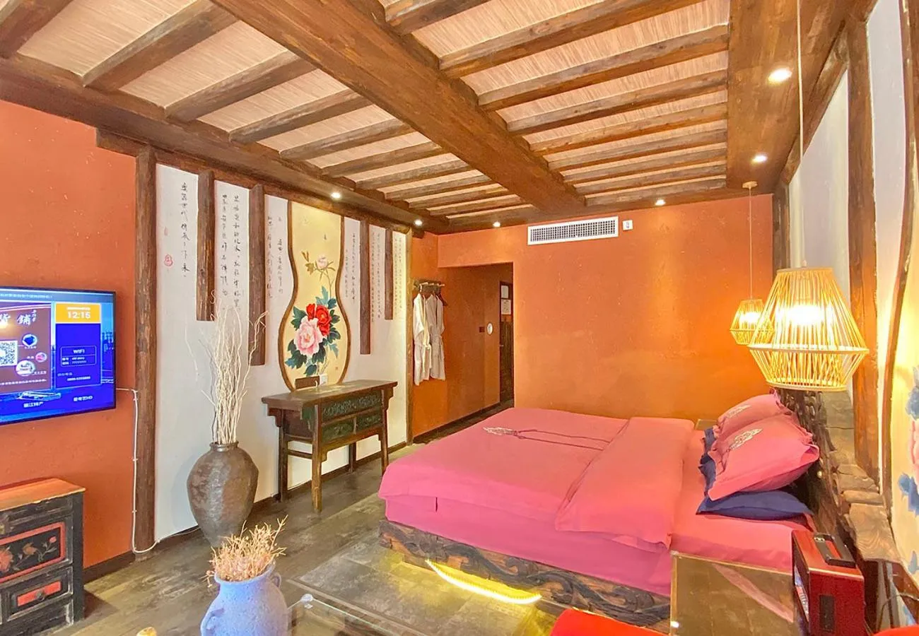 Bed in Old Story Inn Lijiang Old Town