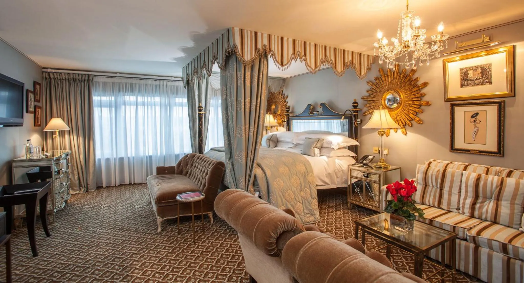 Photo of the whole room, Bed in Duke Of Richmond Hotel