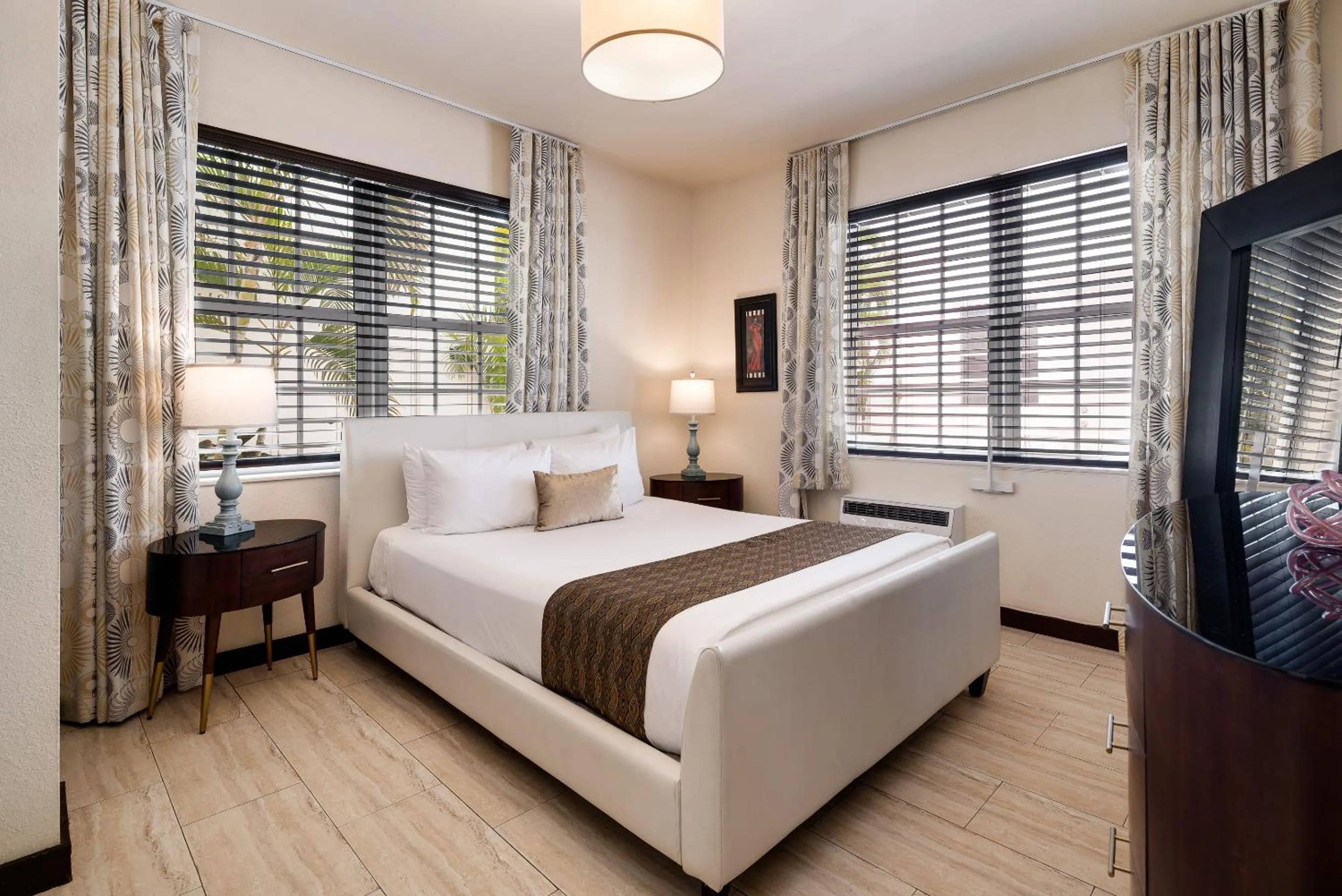 Bed in Tradewinds Apartment Hotel Miami Beach