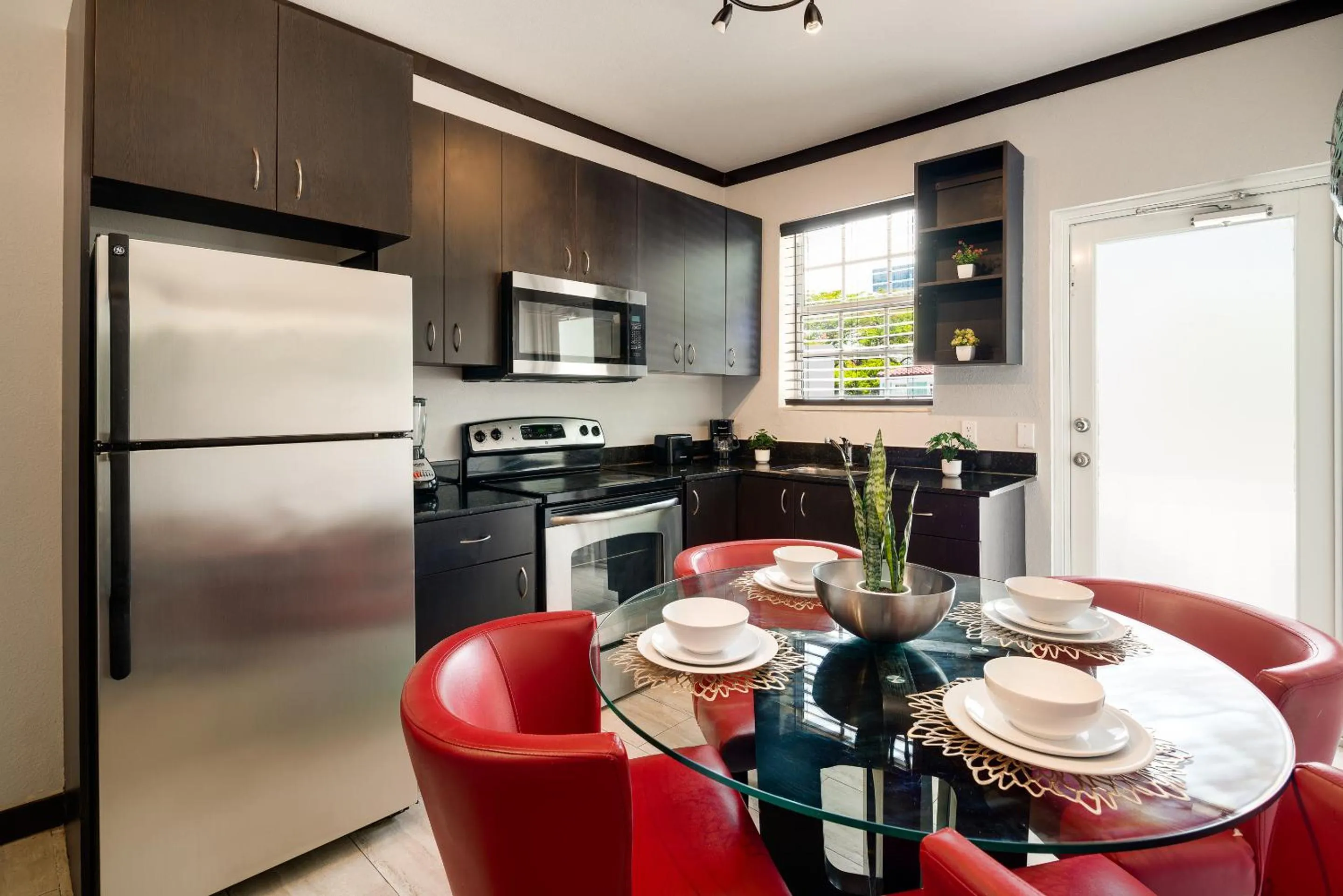 Kitchen or kitchenette in Tradewinds Apartment Hotel Miami Beach