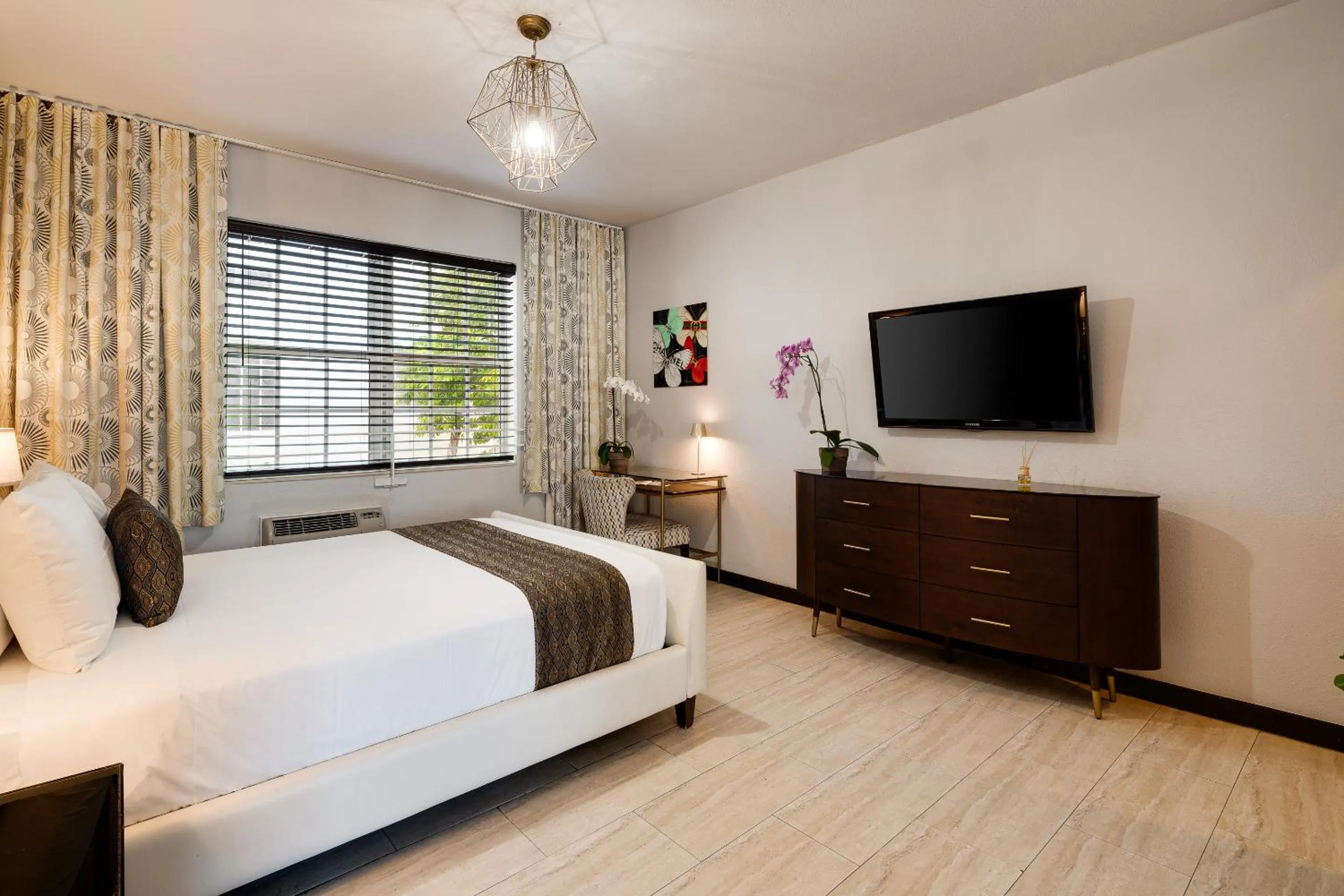 Bed in Tradewinds Apartment Hotel Miami Beach