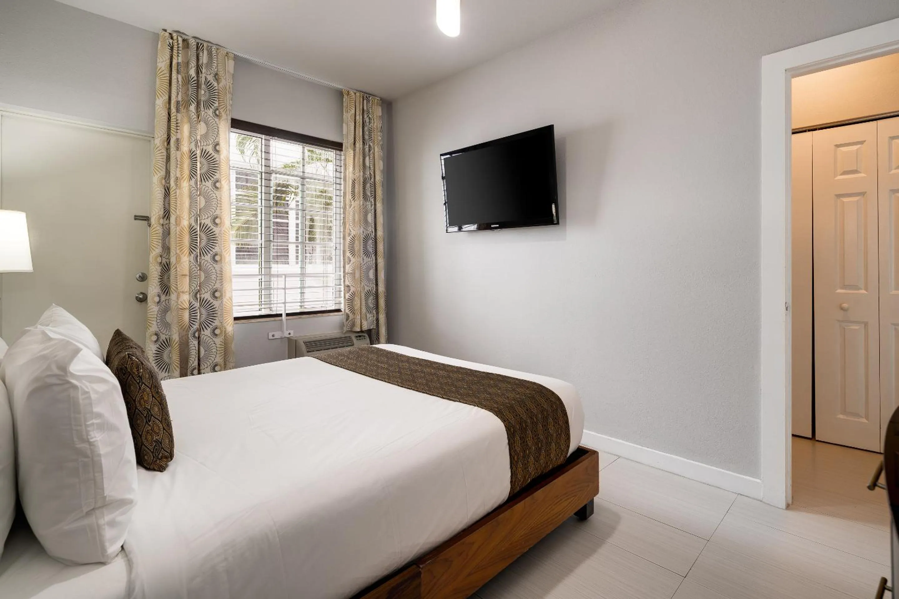 Bed in Tradewinds Apartment Hotel Miami Beach