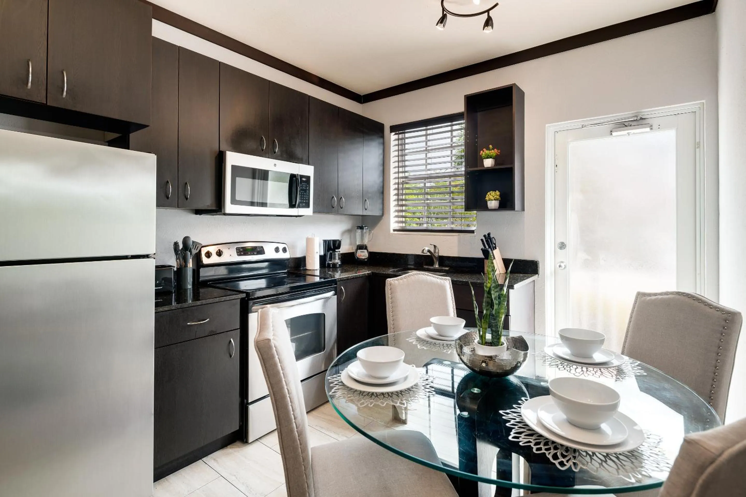 Kitchen or kitchenette in Tradewinds Apartment Hotel Miami Beach