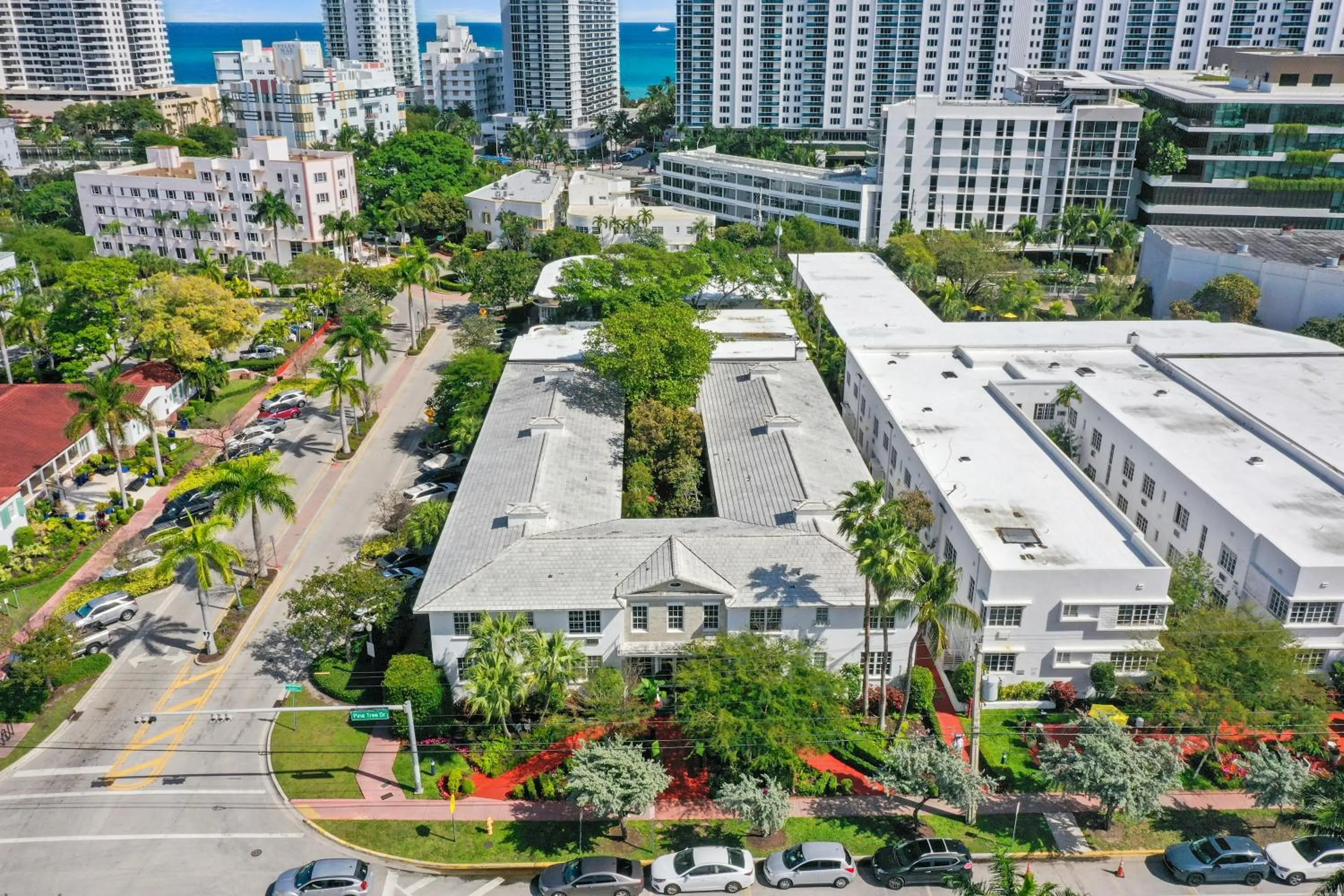 Property building in Tradewinds Apartment Hotel Miami Beach