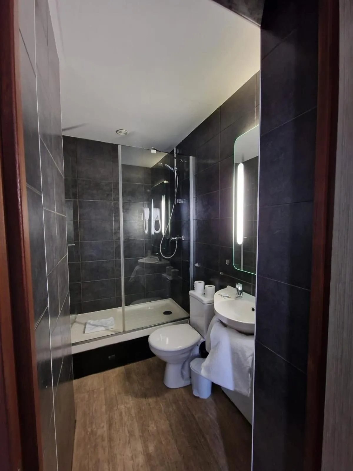 Shower in Hôtel D'Anjou