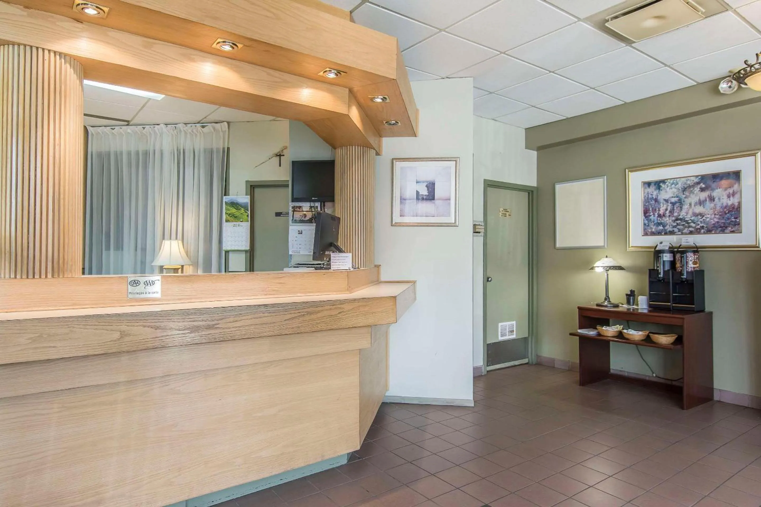 Lobby or reception in Quality Hotel & Suites