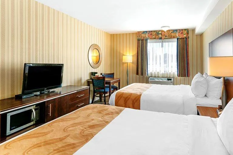 Bed in Quality Hotel & Suites