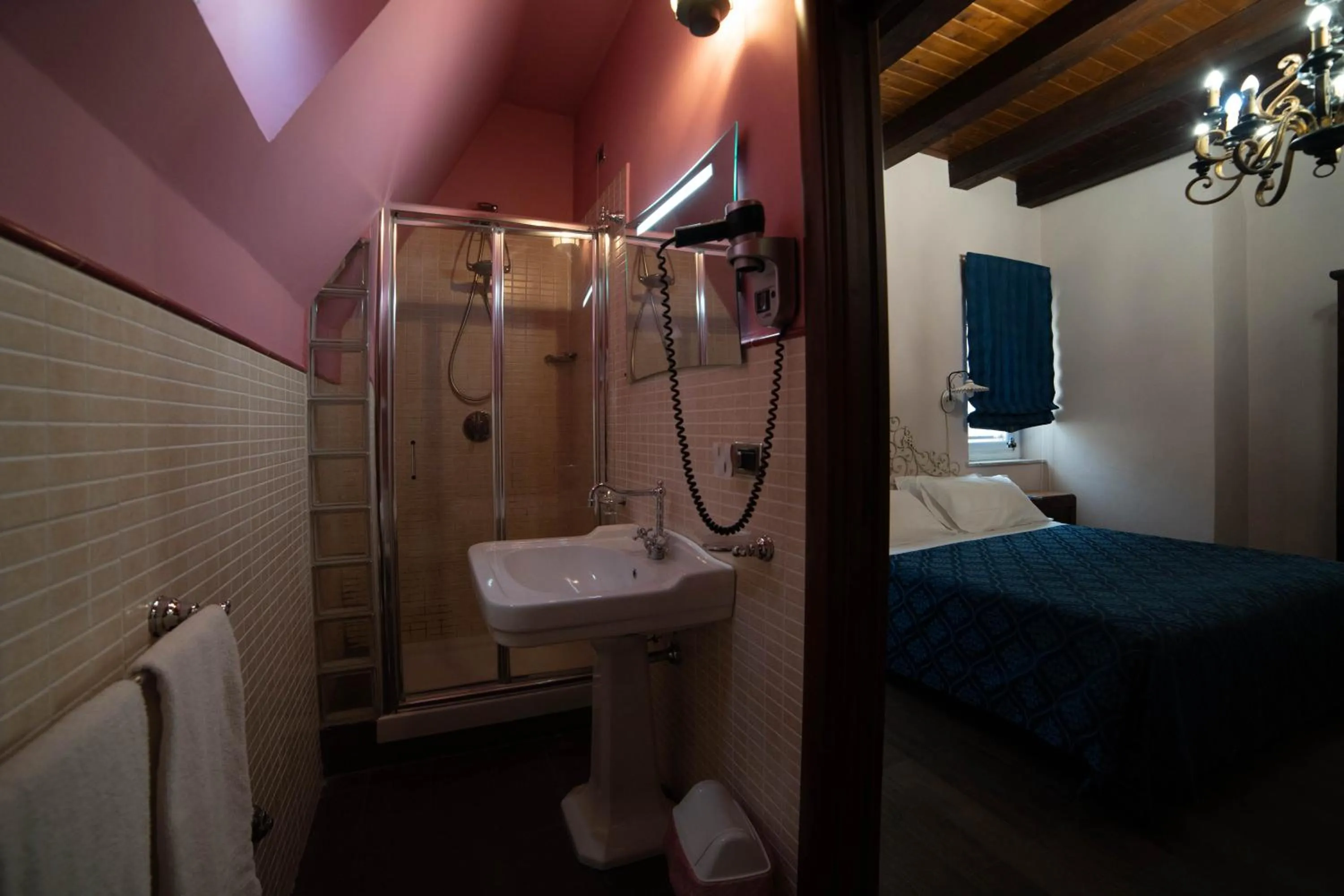 Bathroom, Bed in Hotel Villa Dorata