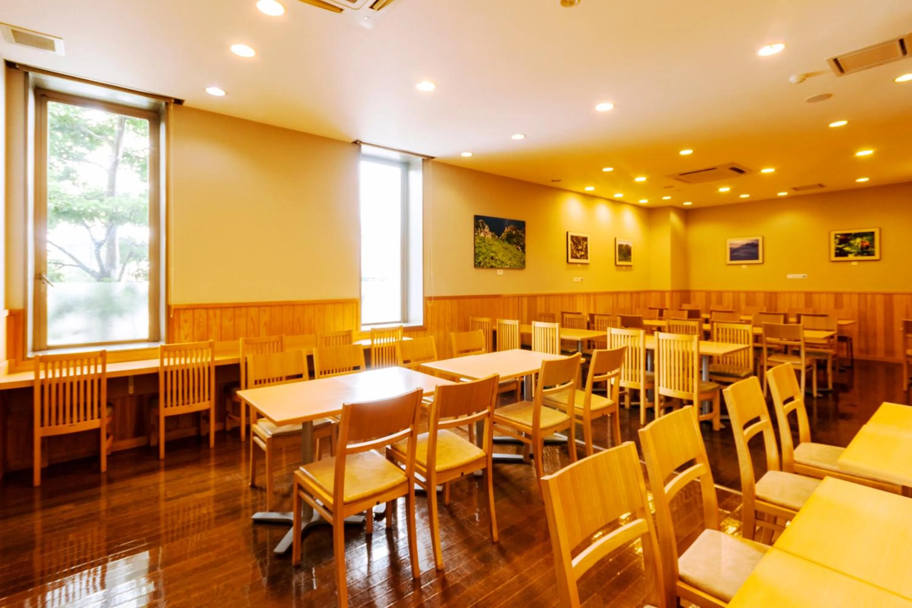 Restaurant/places to eat in Komagane Premont Hotel