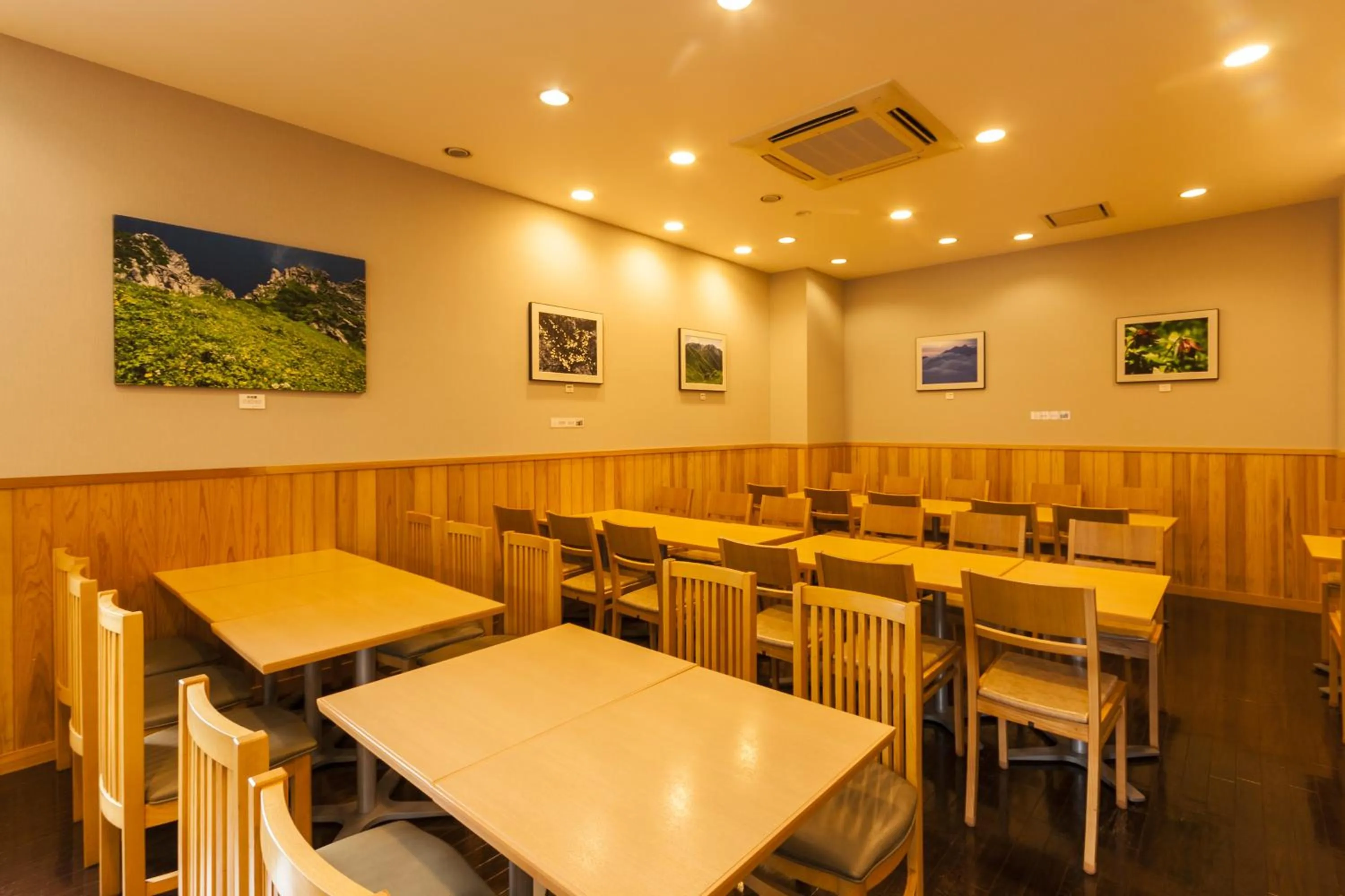 Restaurant/places to eat in Komagane Premont Hotel