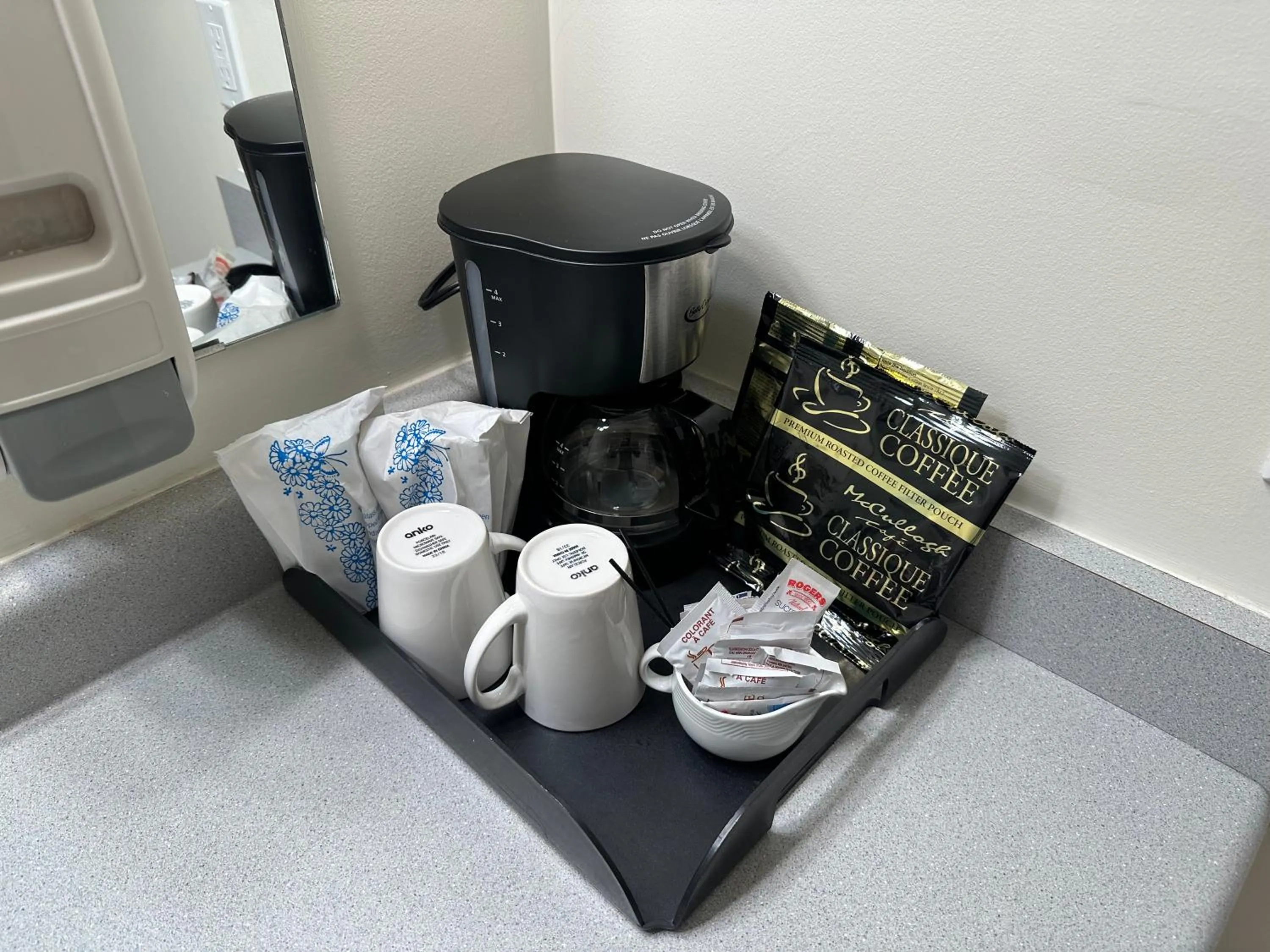 Coffee/tea facilities in Kings Motor Inn