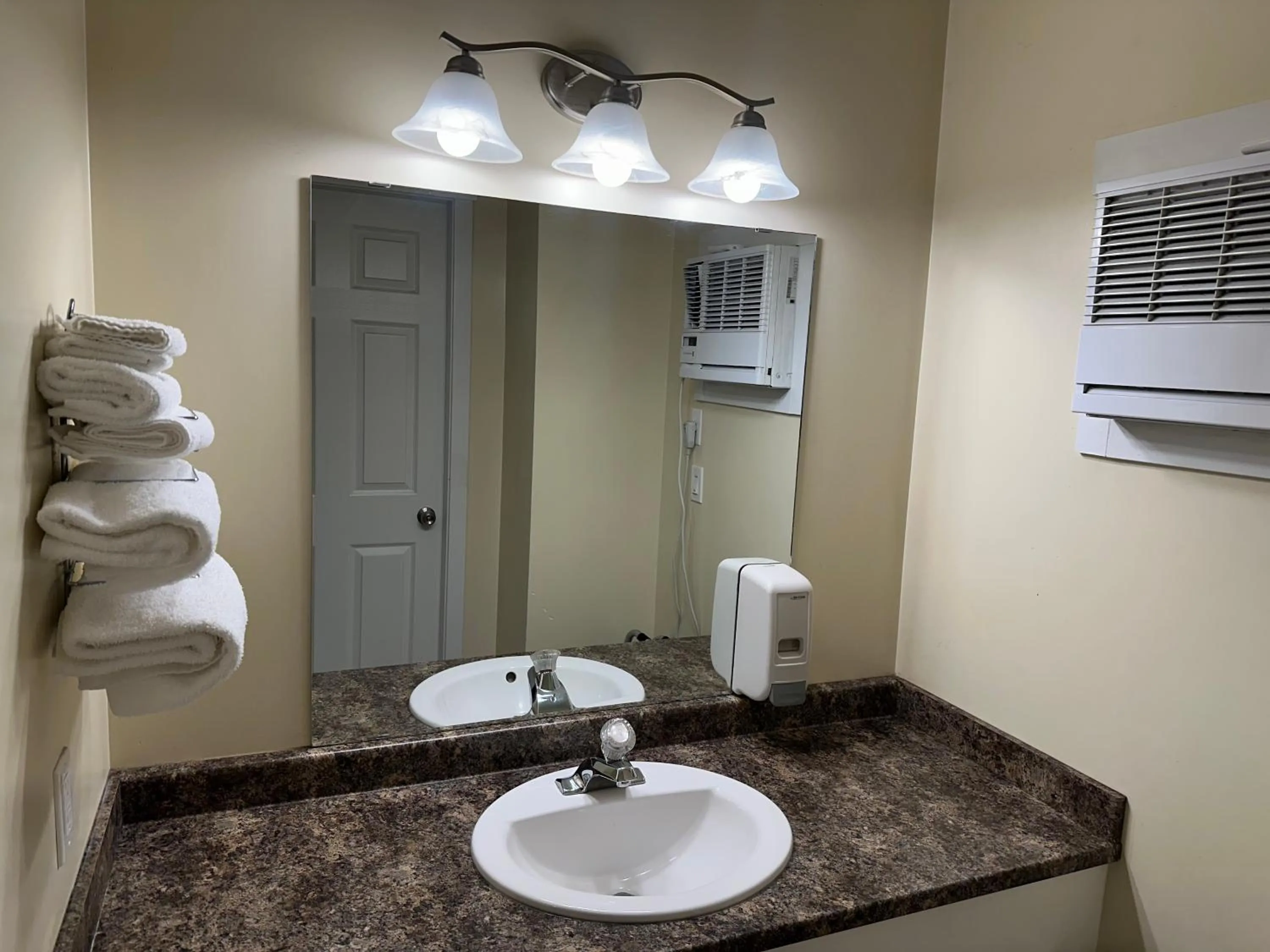 Bathroom in Kings Motor Inn