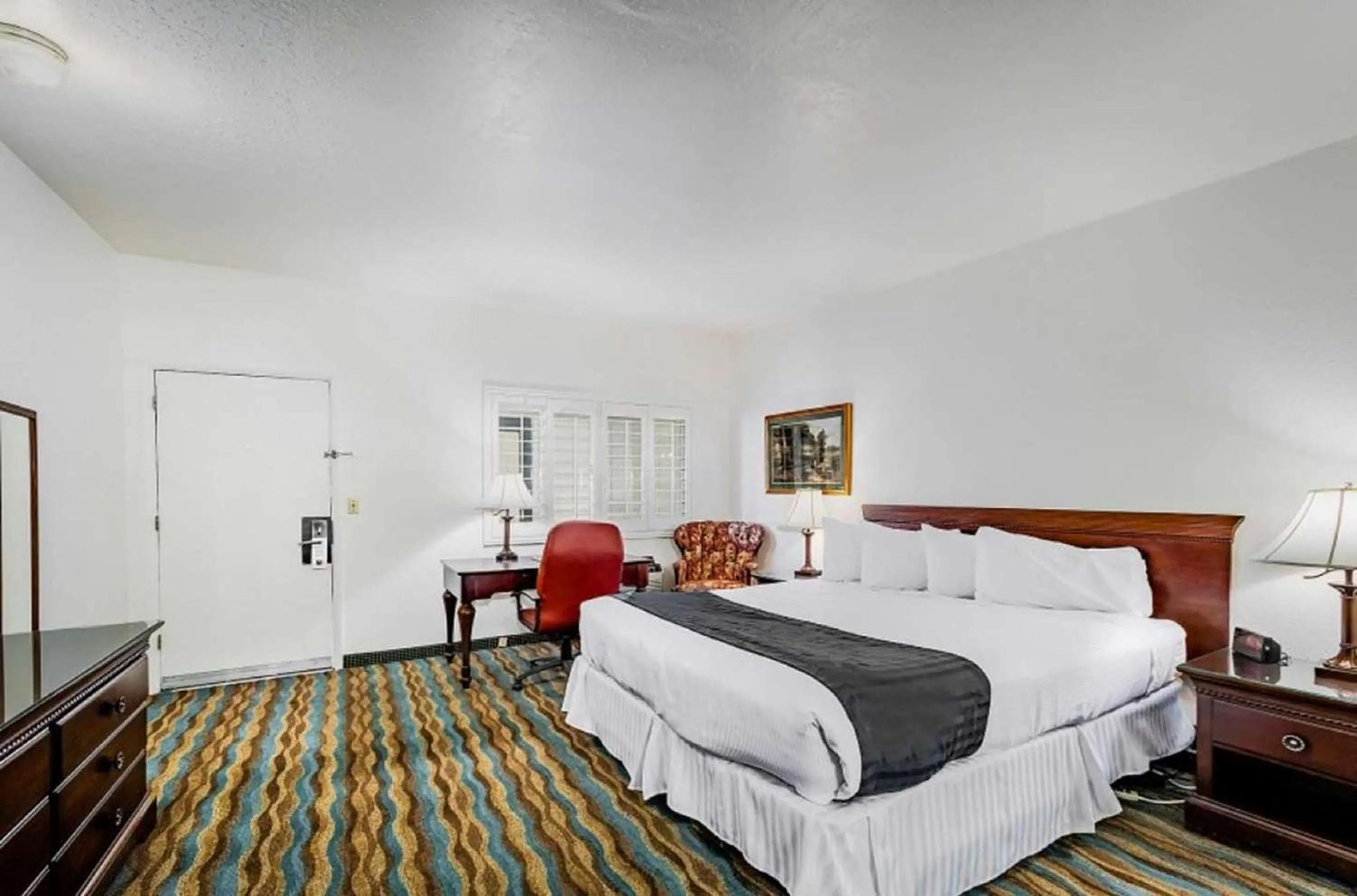 Bedroom, Bed in SureStay Plus Hotel by Best Western Susanville