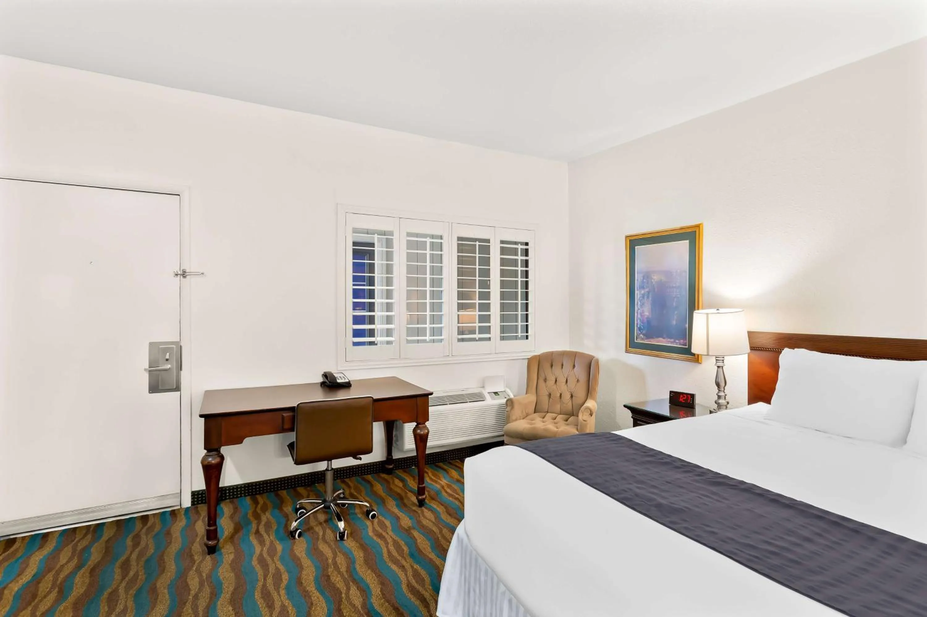 Bedroom, Bed in SureStay Plus Hotel by Best Western Susanville