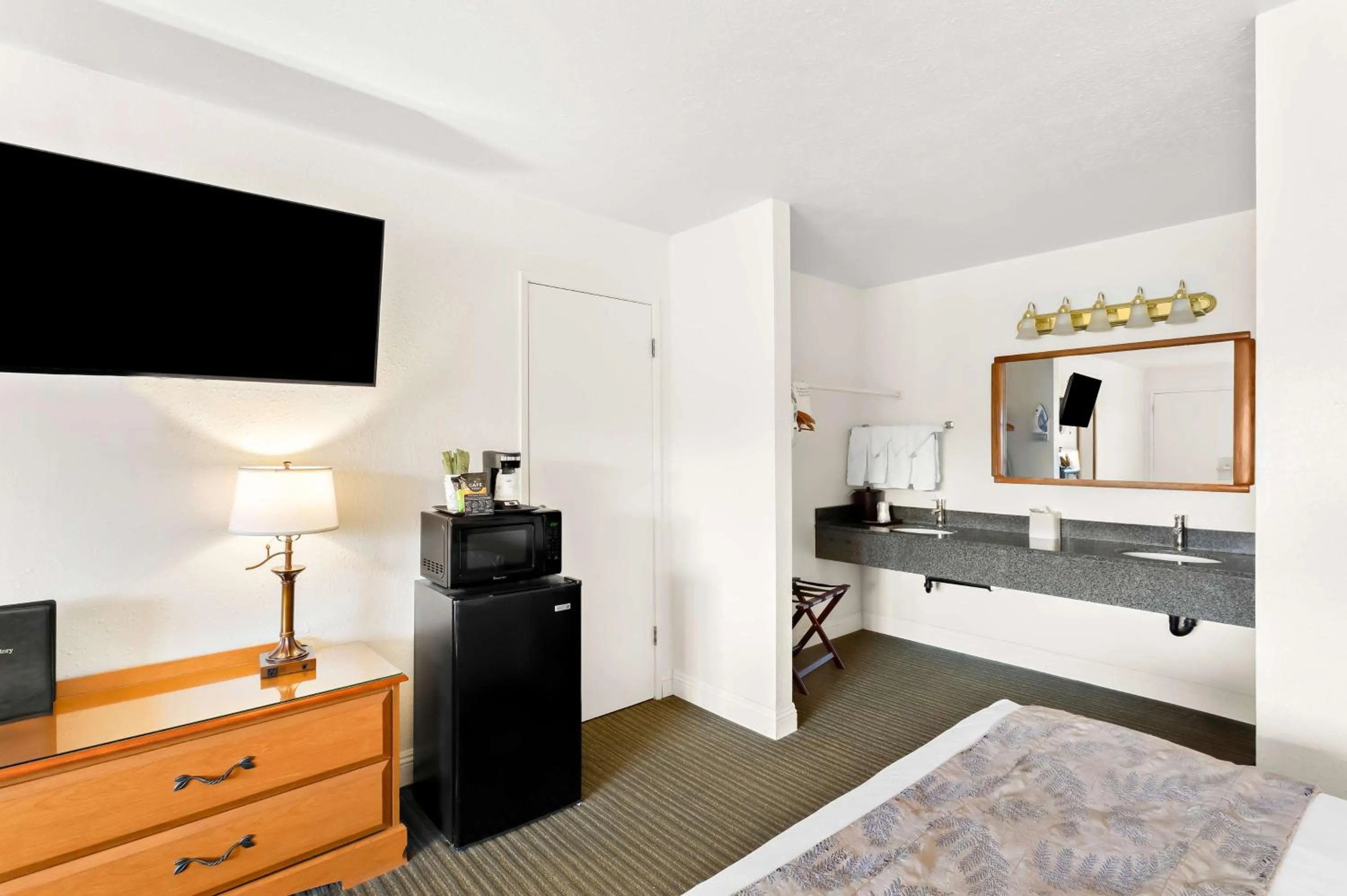 Bedroom, Bed in SureStay Plus Hotel by Best Western Susanville