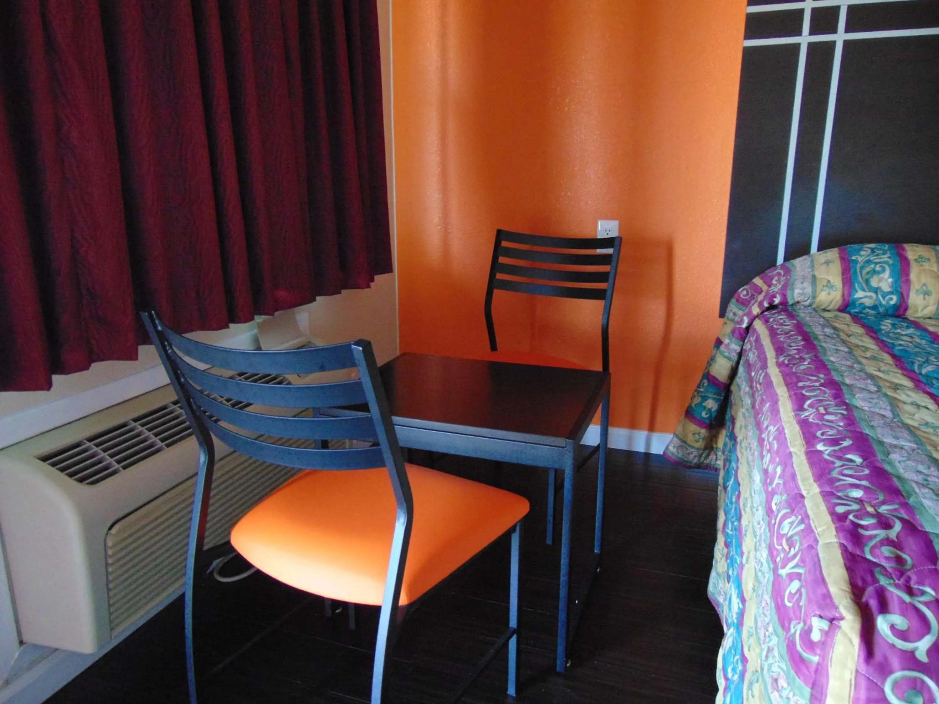 Seating area, Bed in Heart of Texas Motel
