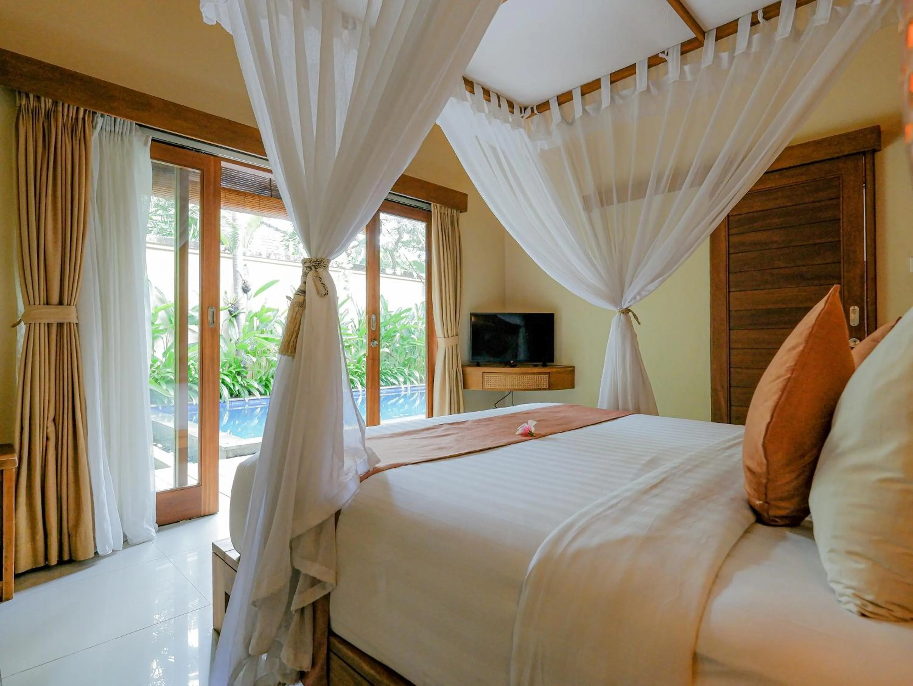 Bed in Lasanti Villas Seminyak