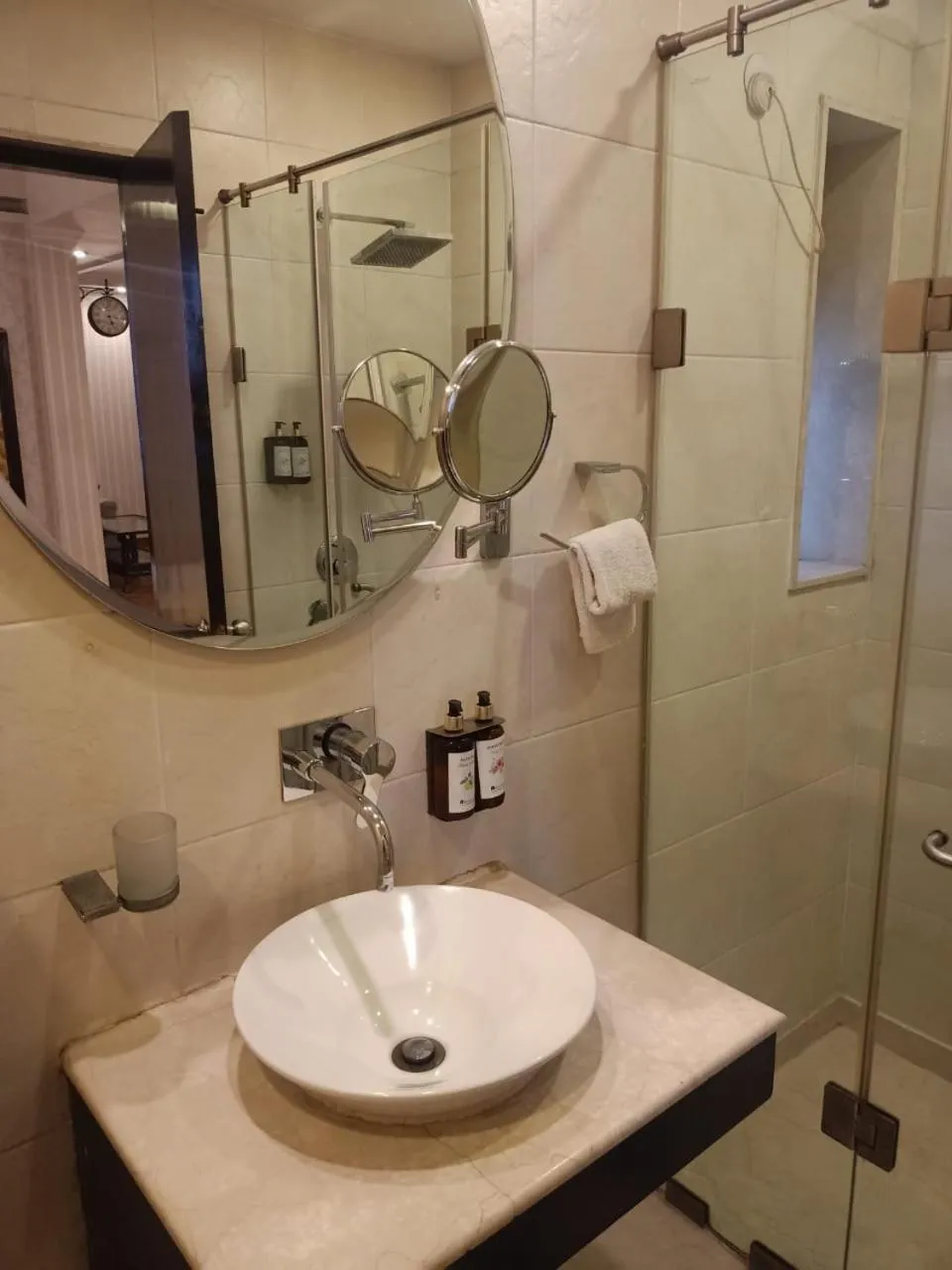 Shower in Rockland Hotel, C.R Park