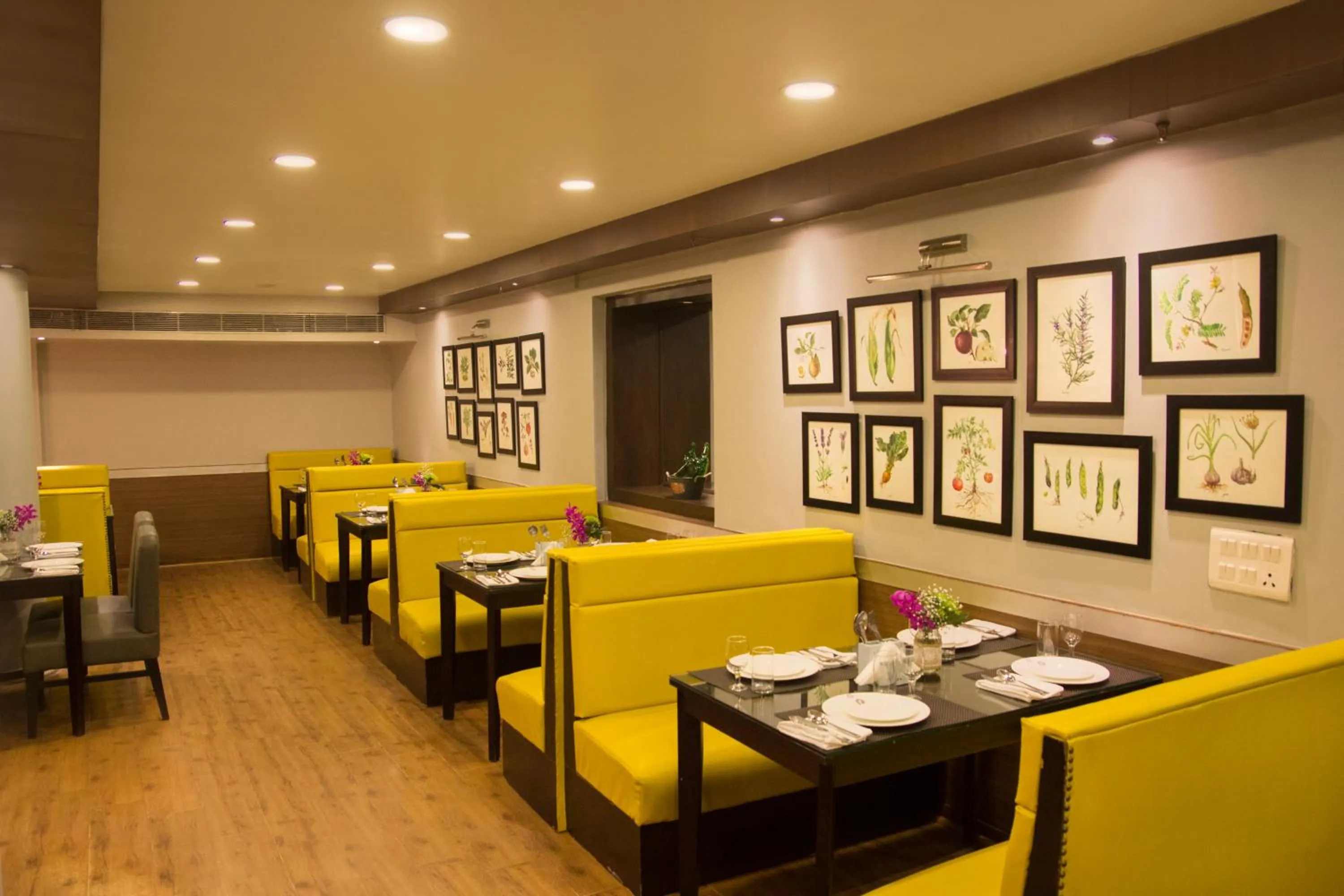 Restaurant/places to eat in Rockland Hotel, C.R Park