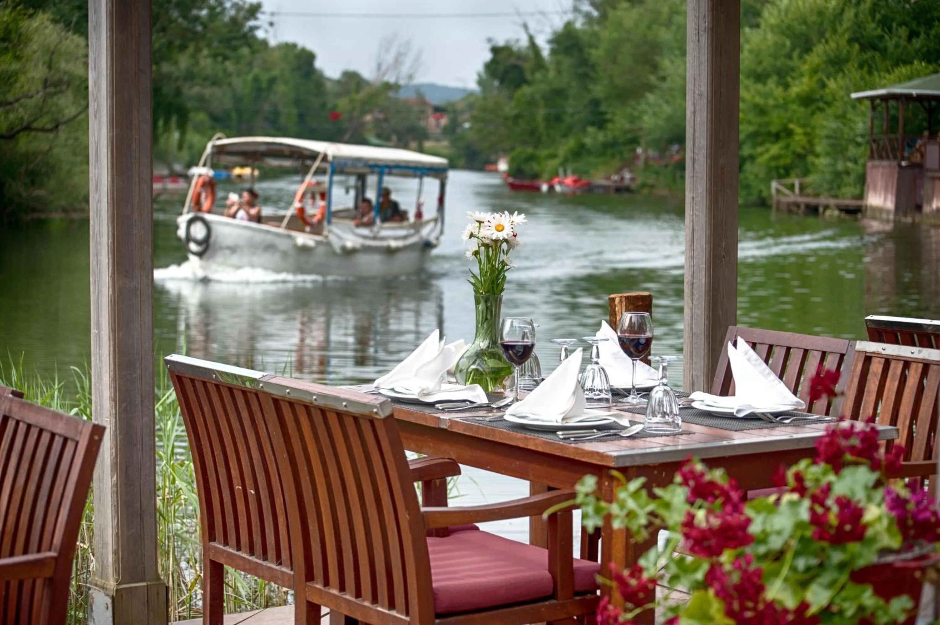 Restaurant/places to eat in Wineport Lodge Agva Riverside Hotel & Winery