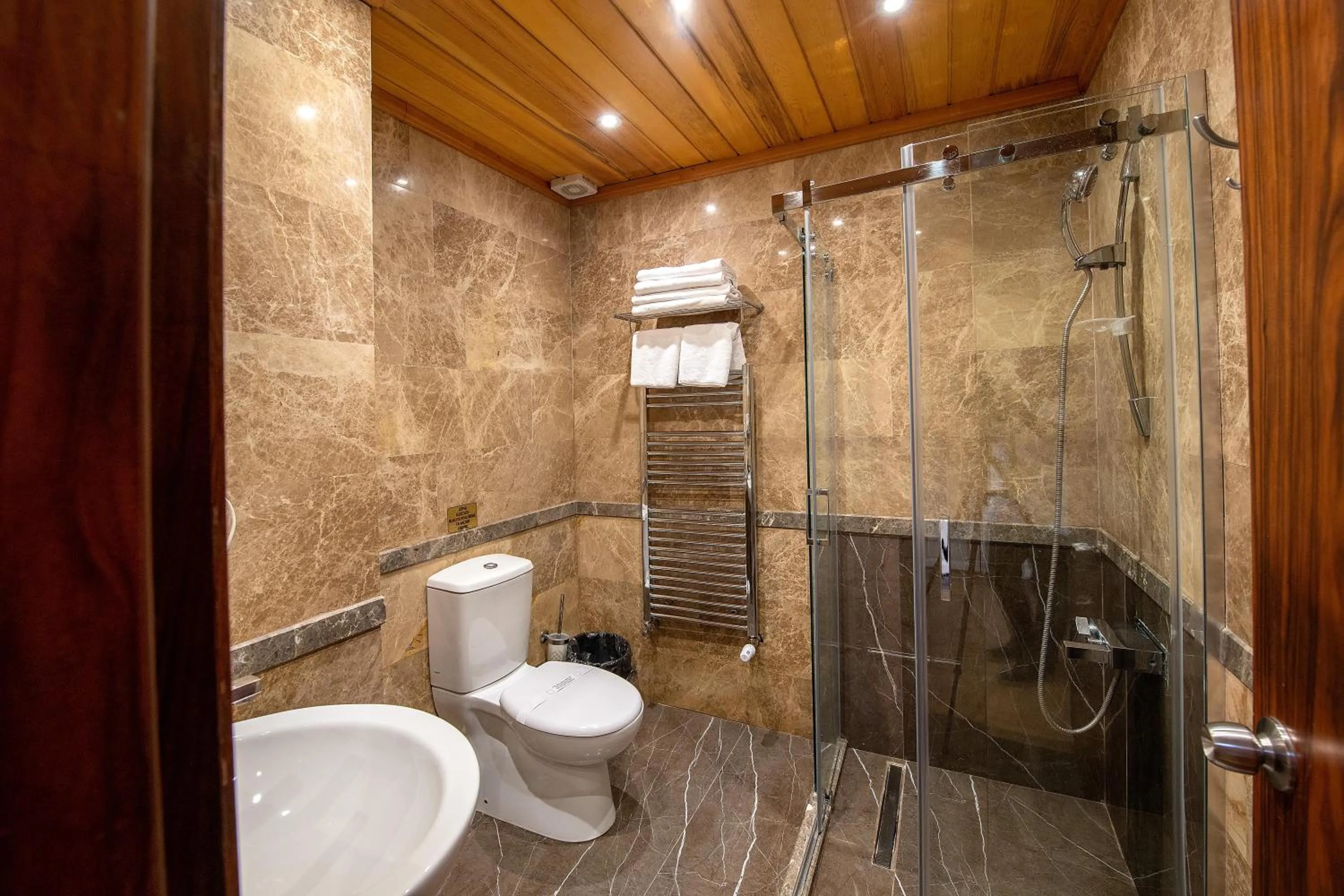 Shower in Wineport Lodge Agva Riverside Hotel & Winery