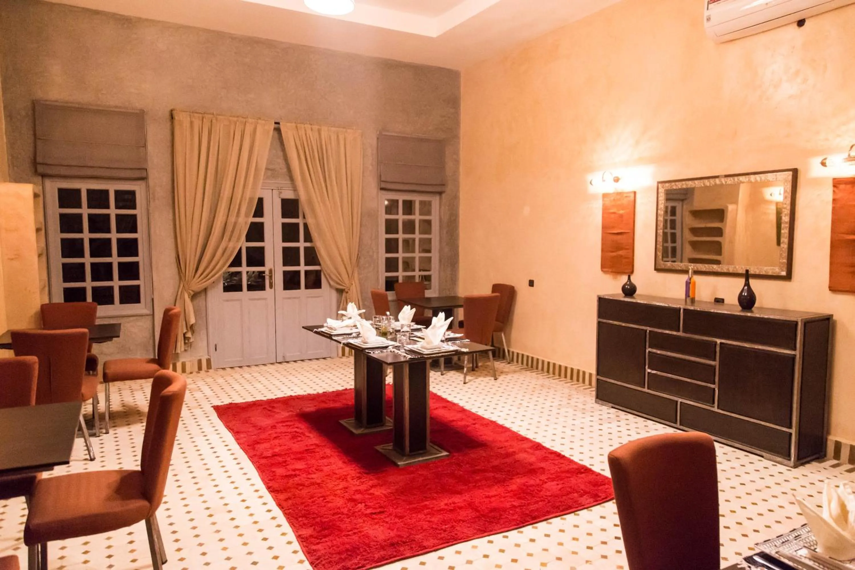 Restaurant/places to eat in Riad Azawad