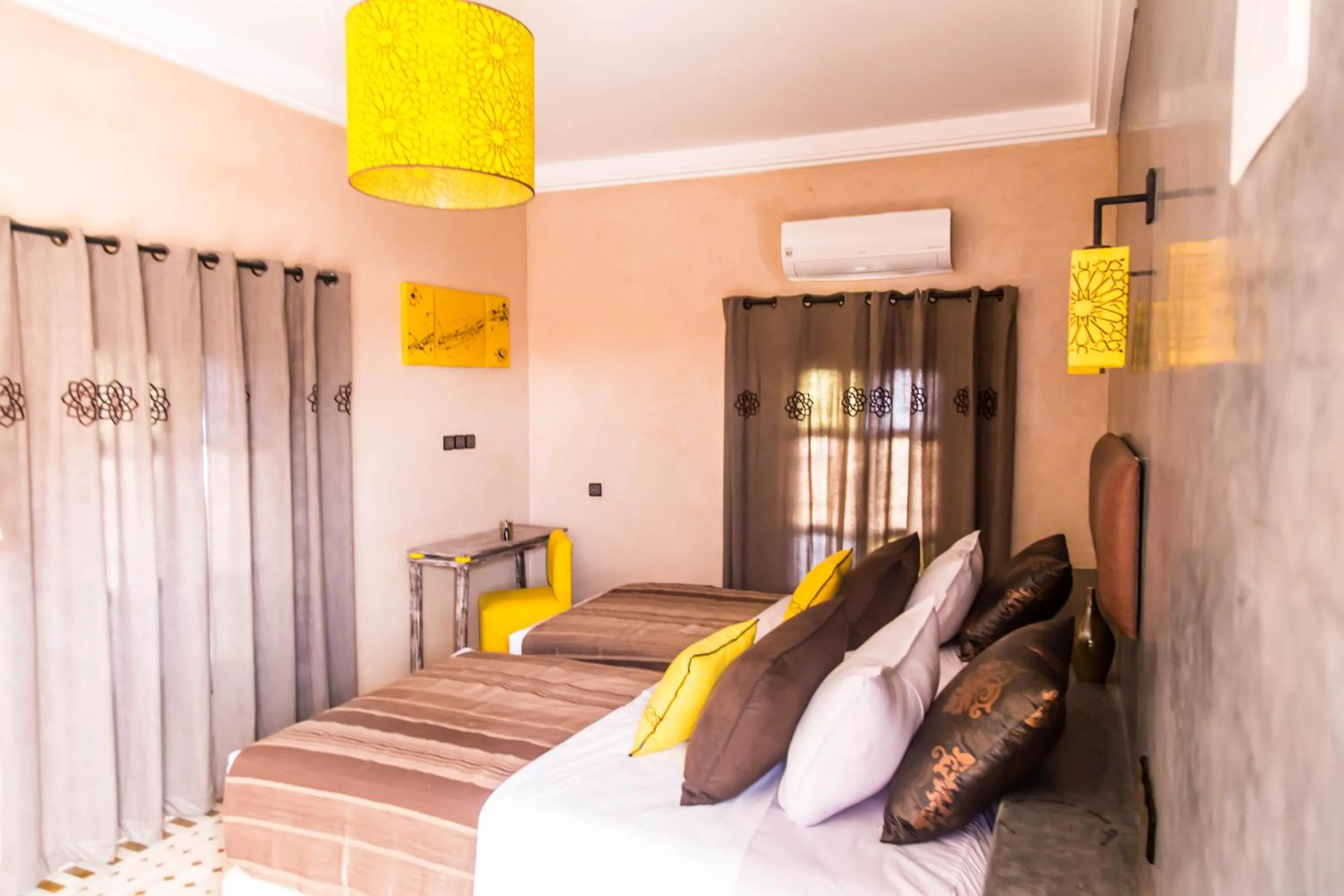 Photo of the whole room, Bed in Riad Azawad