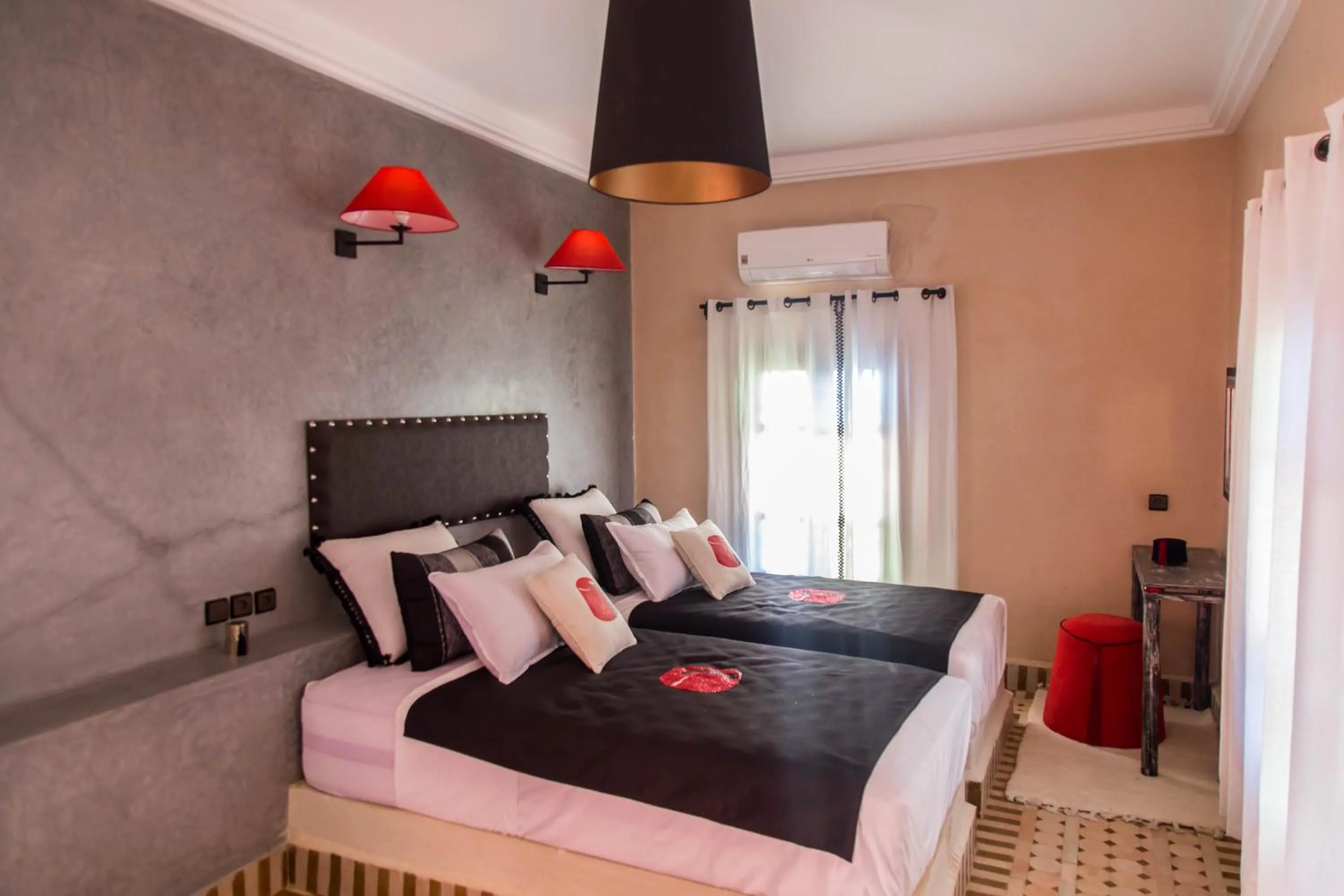 Photo of the whole room, Bed in Riad Azawad