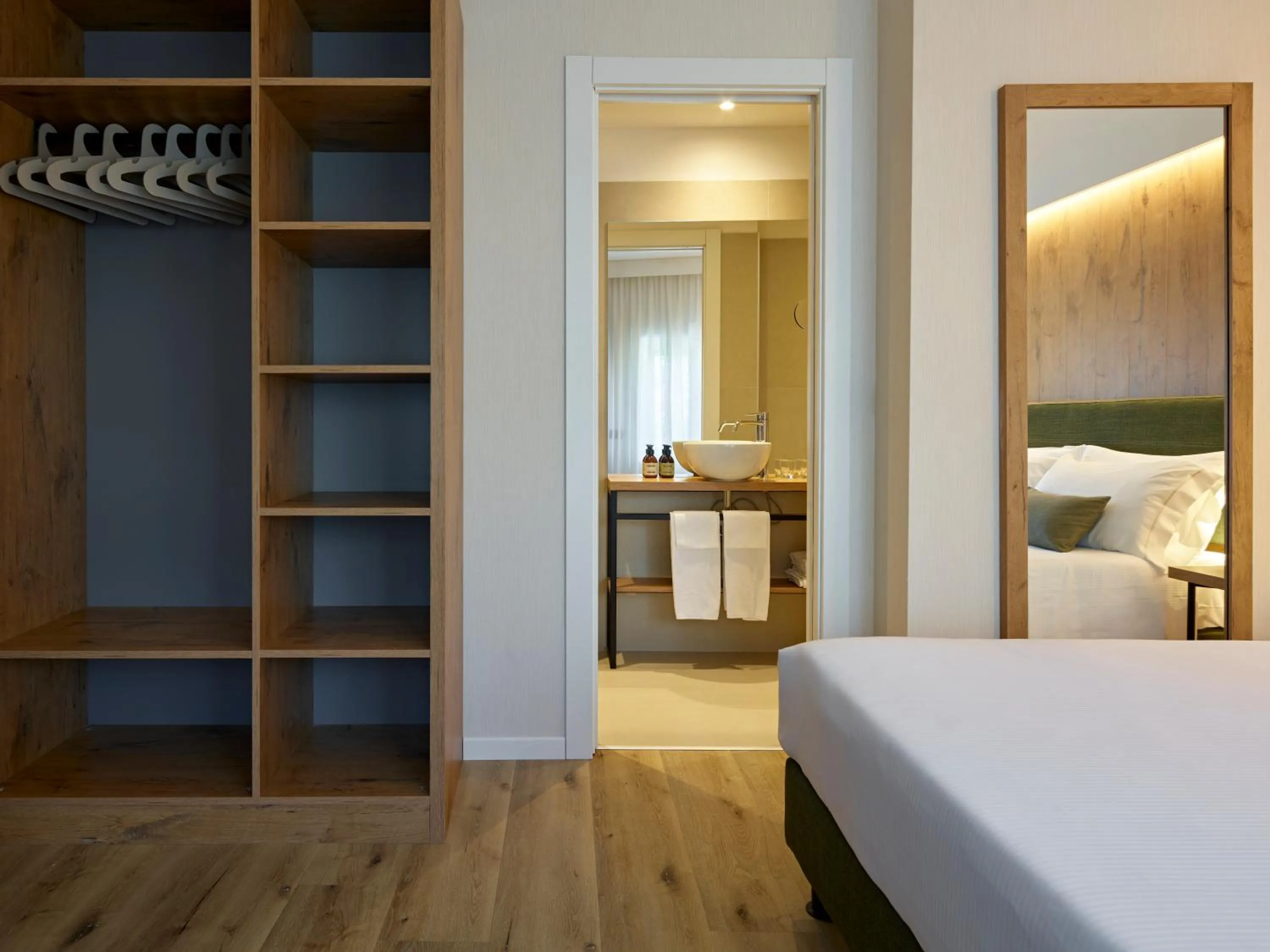 Bathroom, Bed in Hotel America