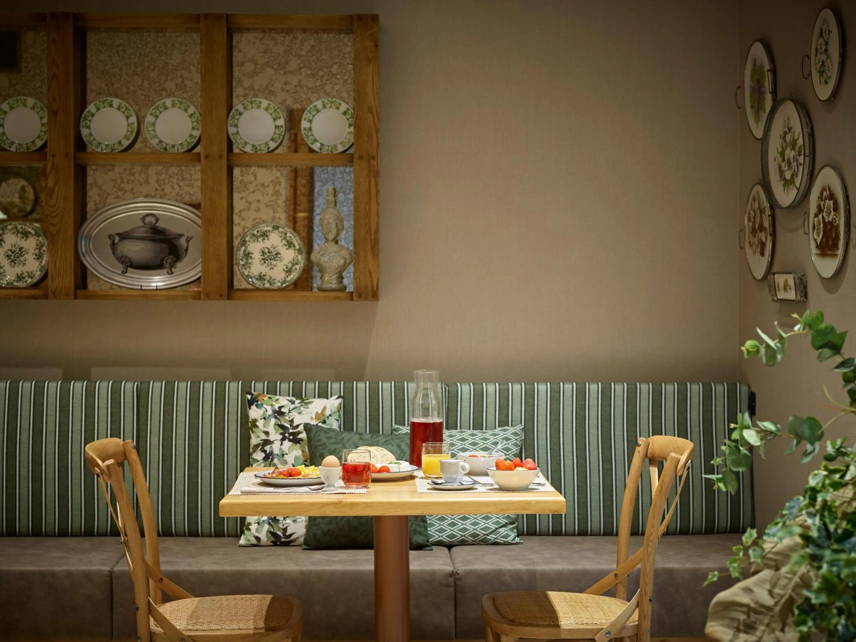 Restaurant/places to eat in Hotel America