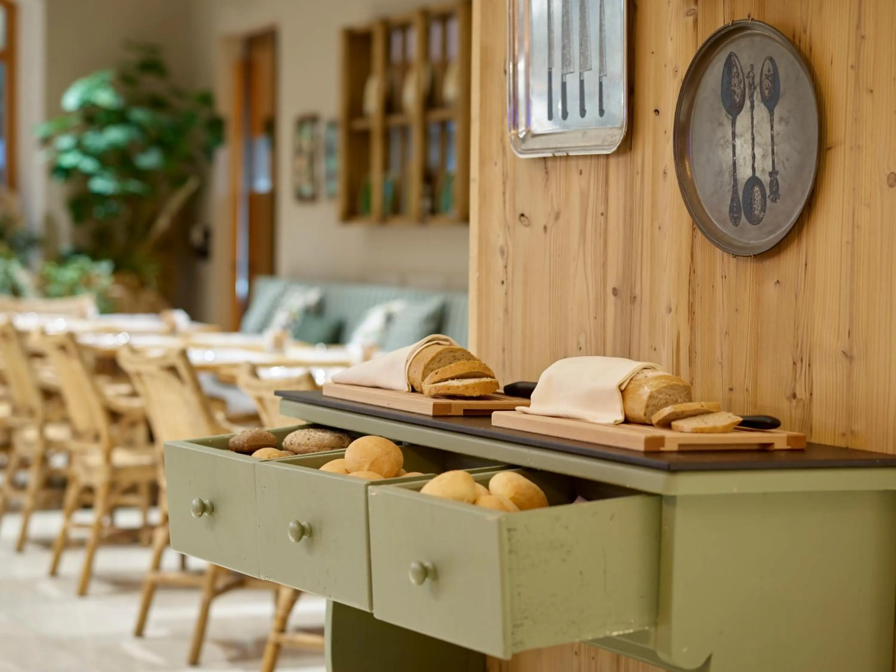 Restaurant/places to eat in Hotel America