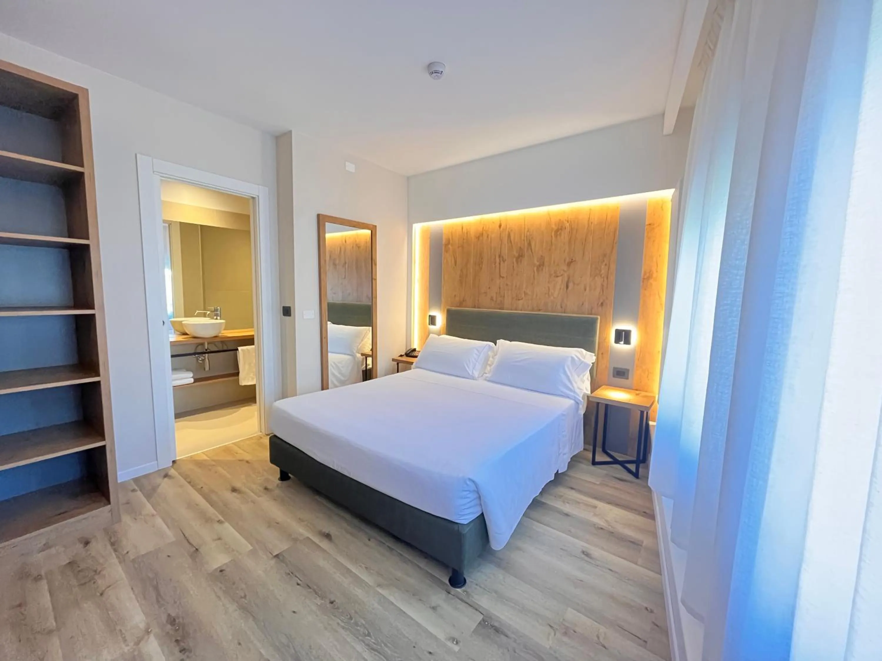 Photo of the whole room, Bed in Hotel America