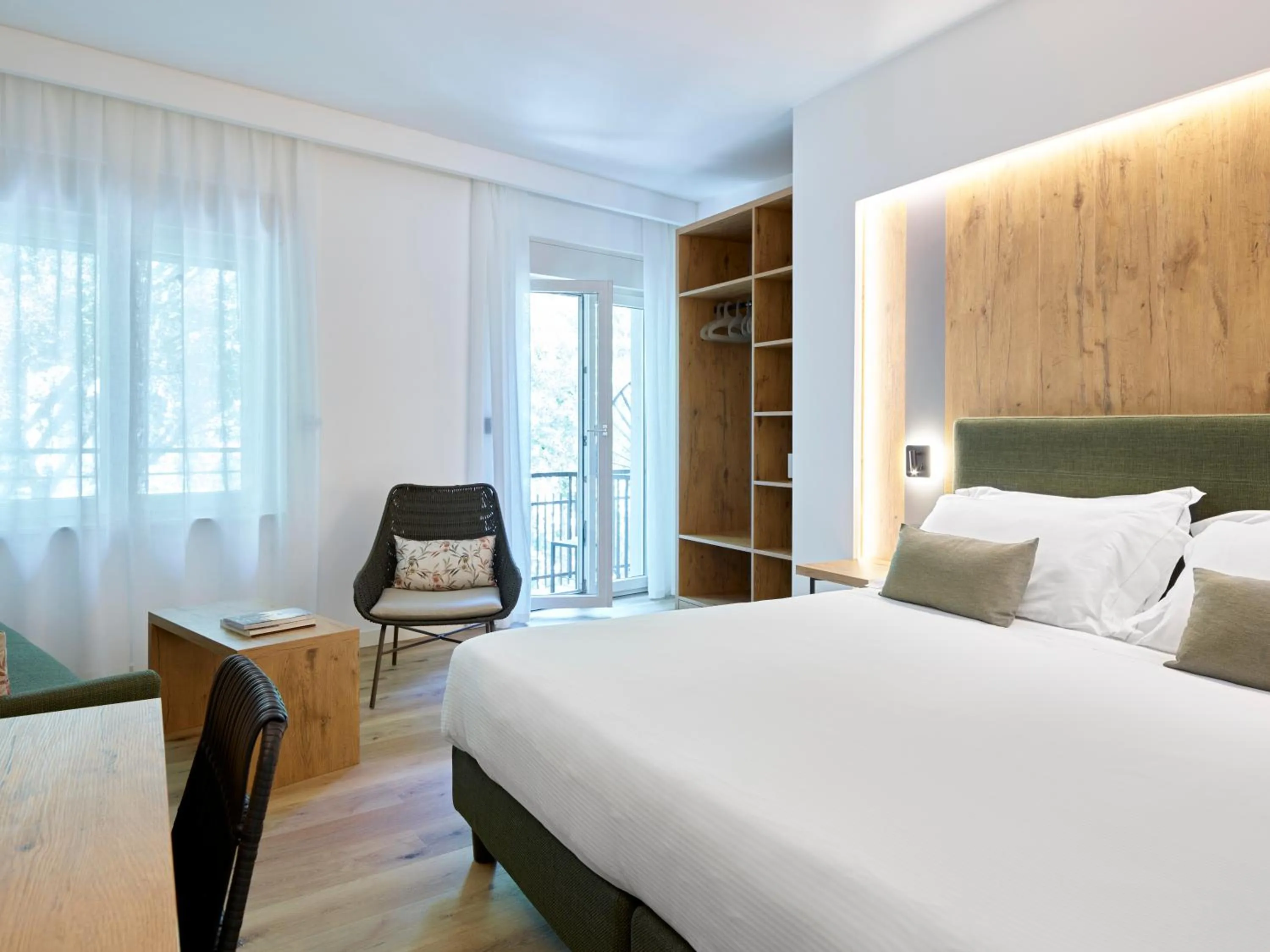 Seating area, Bed in Hotel America