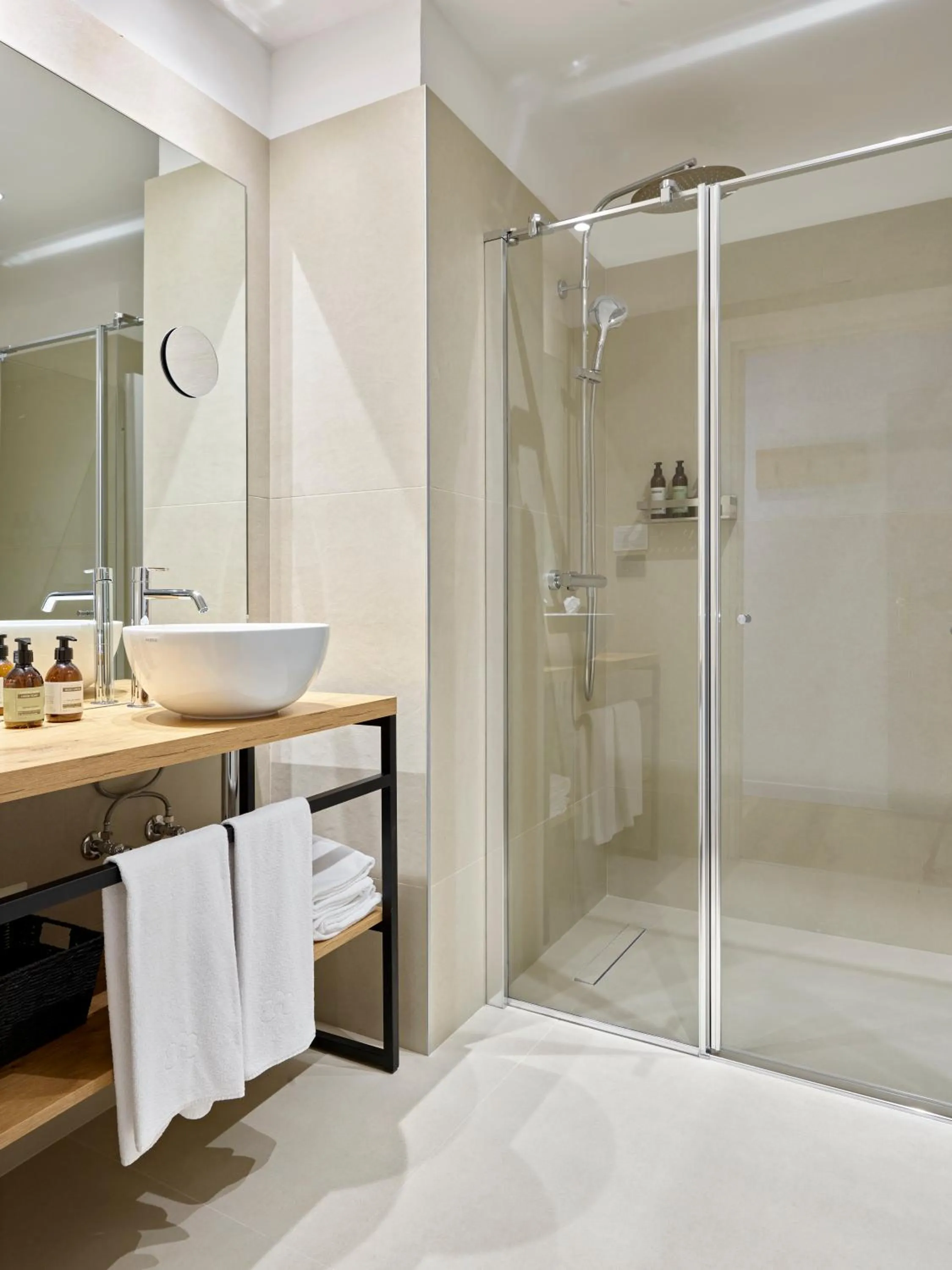 Shower in Hotel America