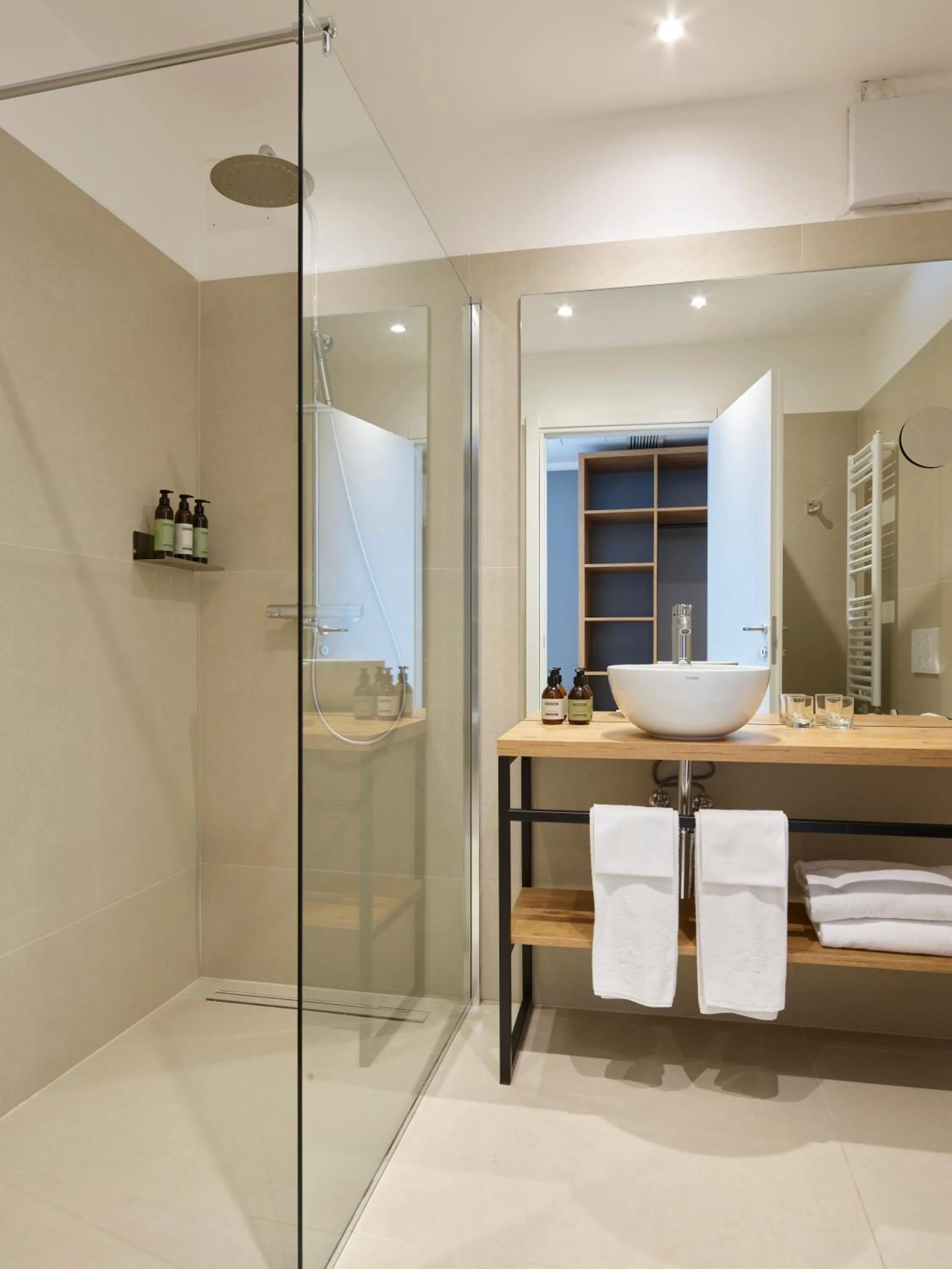 Shower in Hotel America