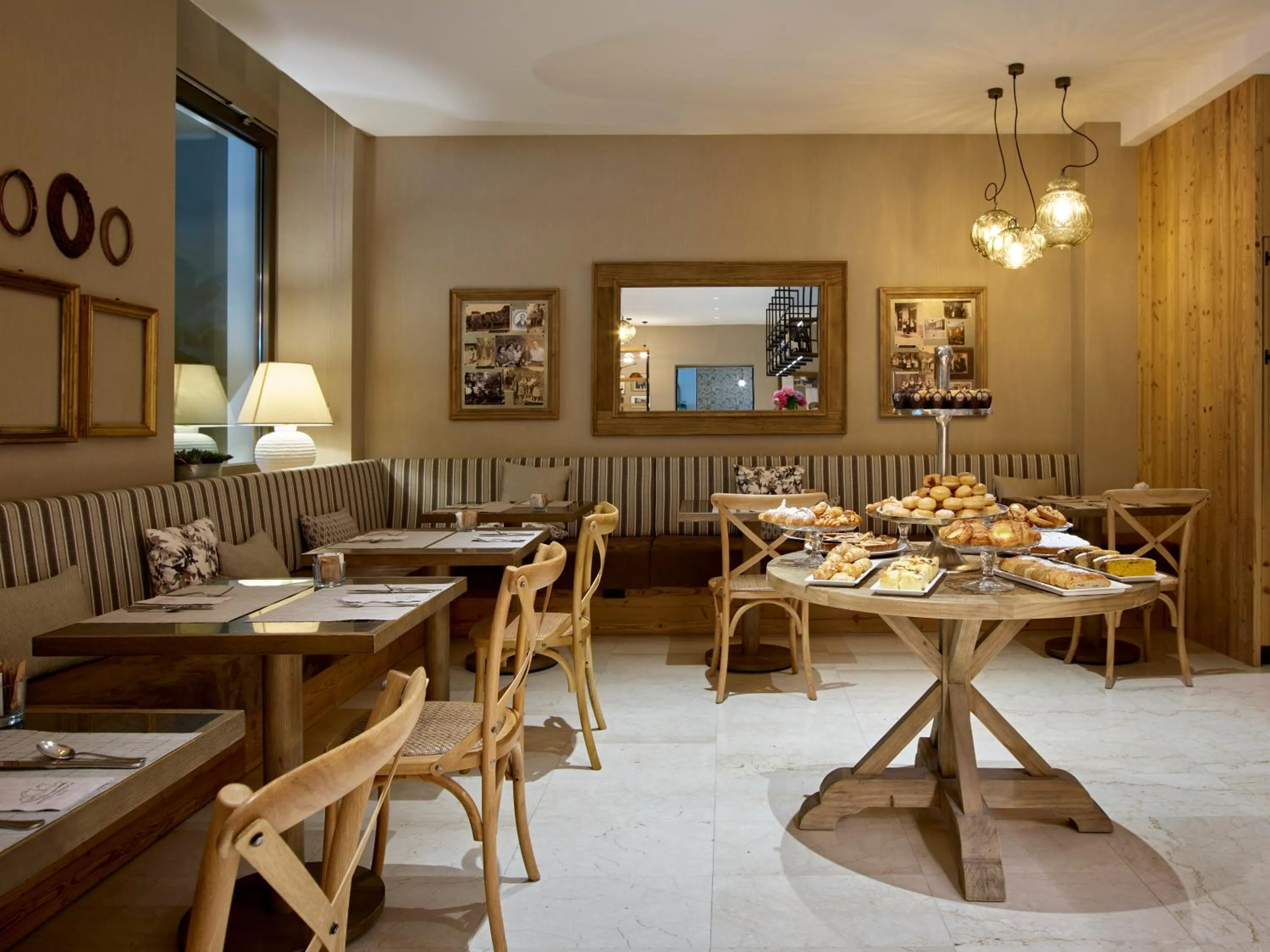 Restaurant/places to eat in Hotel America