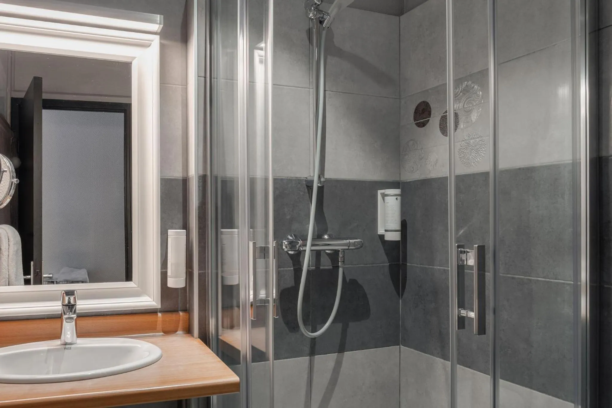 Shower in Hotel Des Lices, Rennes Centre