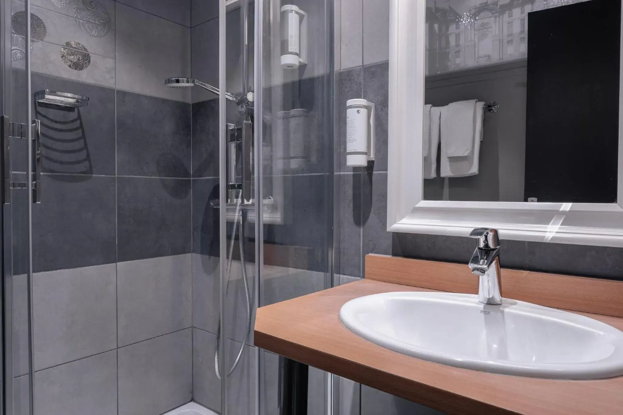 Deluxe Room (1 adult + 1 child) - single occupancy in Hotel Des Lices, Rennes Centre Deluxe Room (1 adult + 1 child) - single occupancy in Hotel Des Lices, Rennes Centre