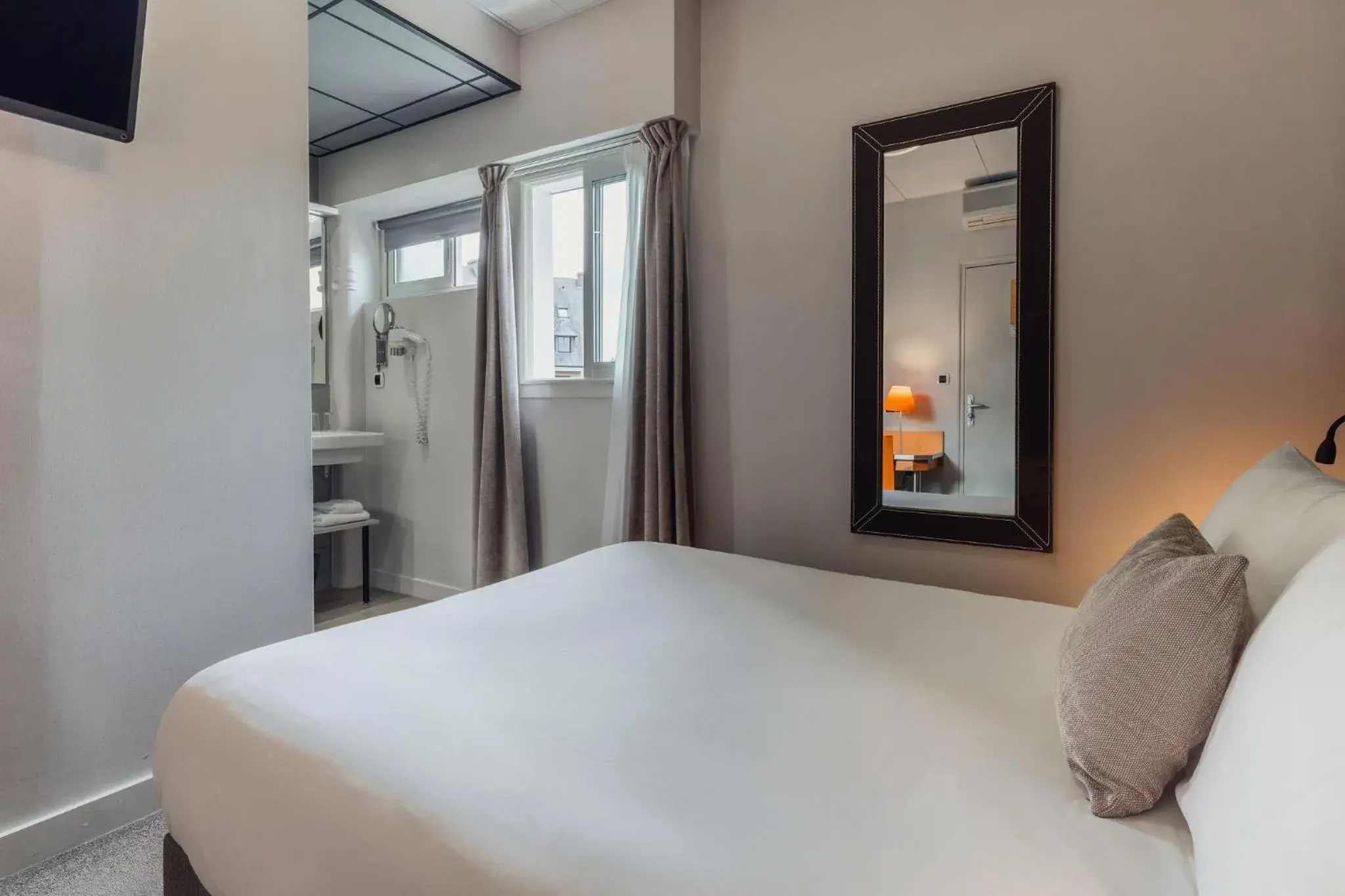 Superior Double Room - single occupancy in Hotel Des Lices, Rennes Centre Superior Double Room - single occupancy in Hotel Des Lices, Rennes Centre