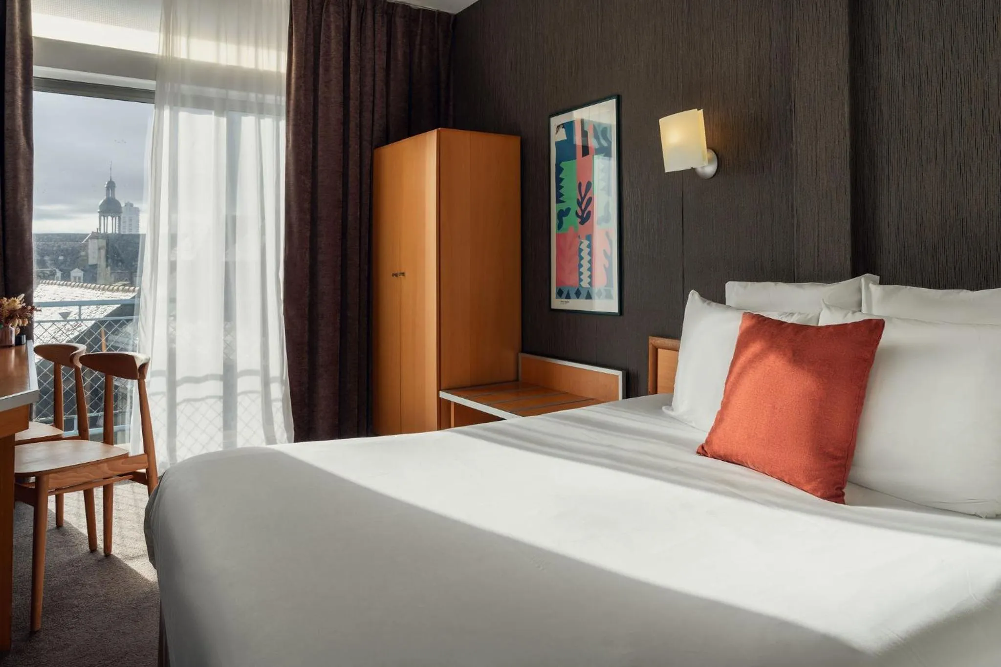 Bed in Hotel Des Lices, Rennes Centre